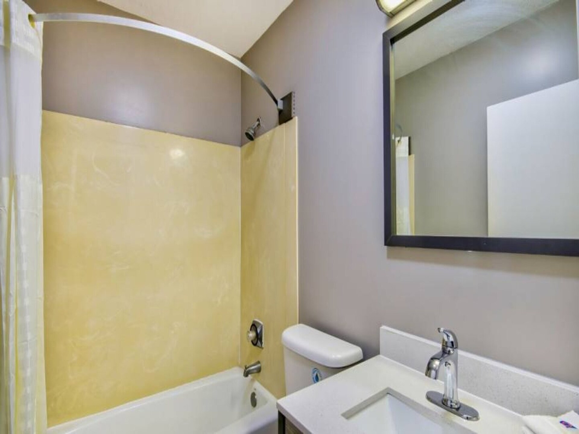 Comfortabele 2-Queen Bed Kamer met WiFi nabij Louisville - foto 15