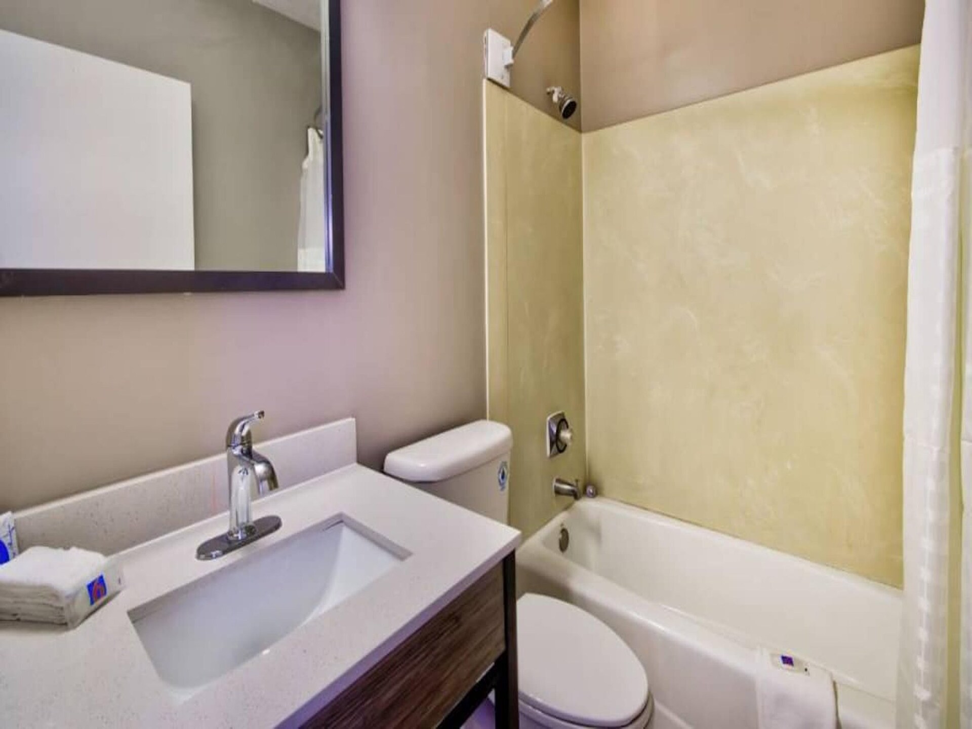 Knusse hotelkamer in Jeffersonville met kingsize bed, ideaal voor twee - foto 17