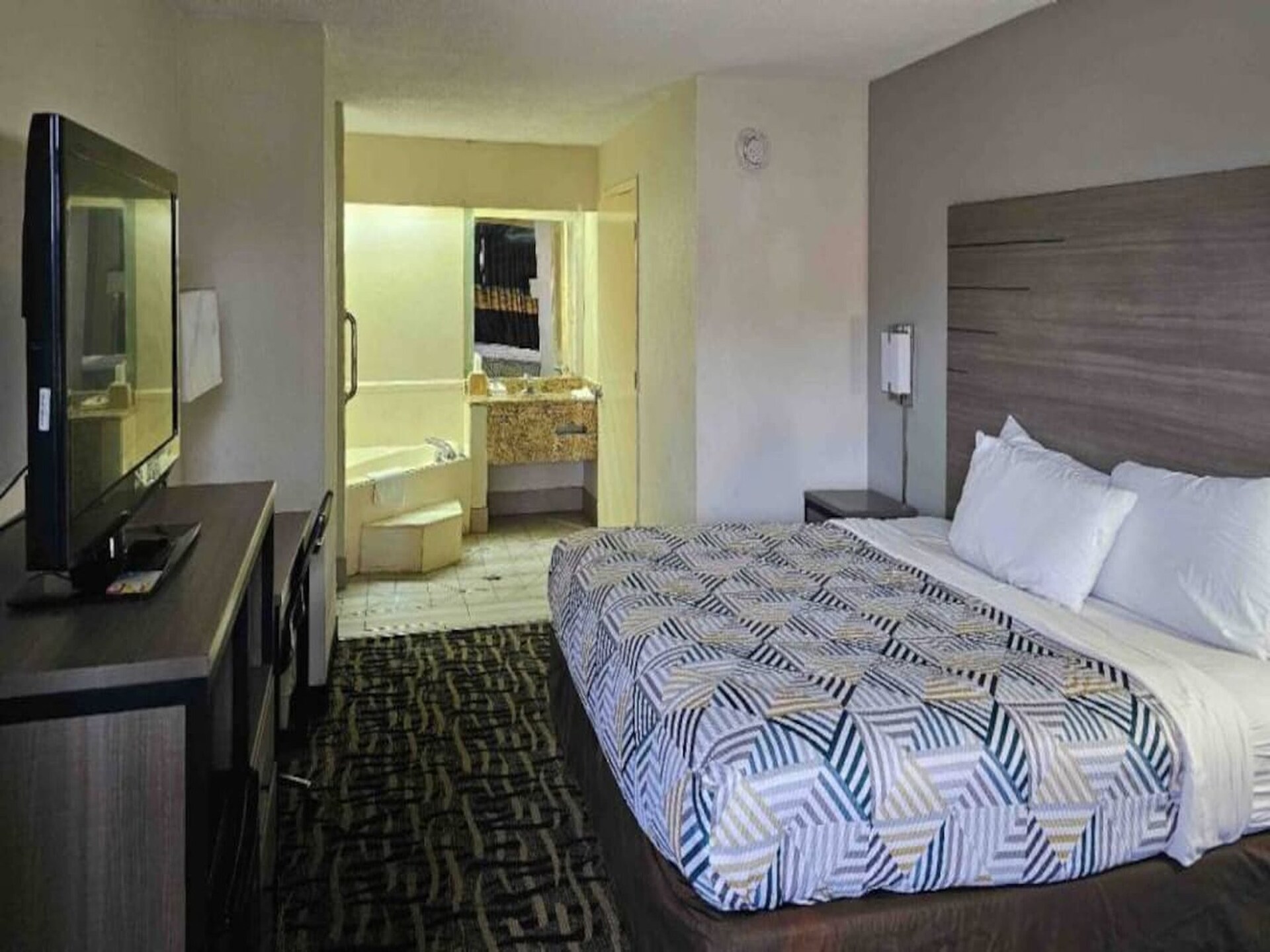 Knusse suite met kingsize bed, koelkast en magnetron in Jackson, MS - foto 2