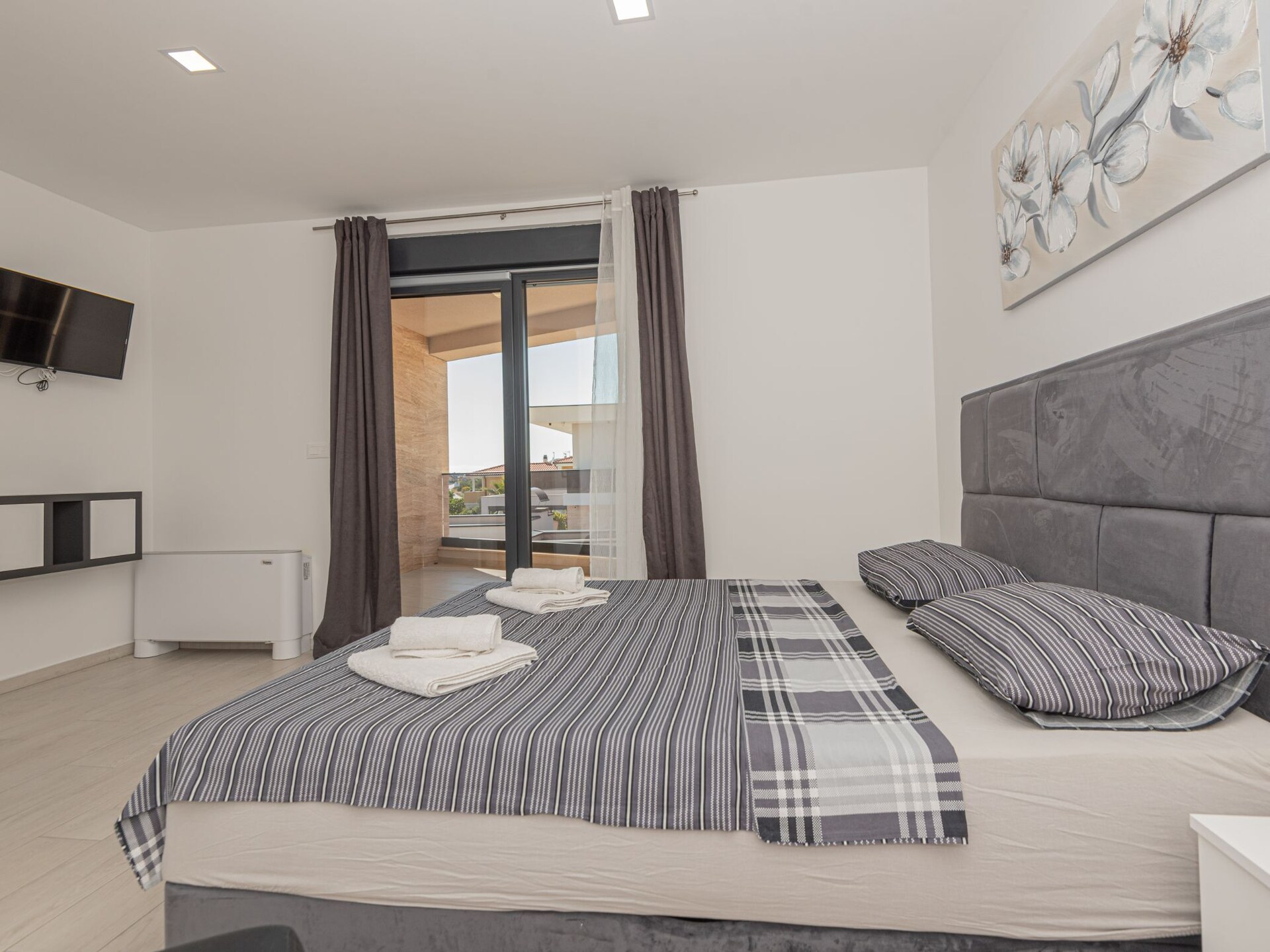 Luxe vier-slaapkamer villa met privézwembad in Vodice, vlakbij zee - foto 24