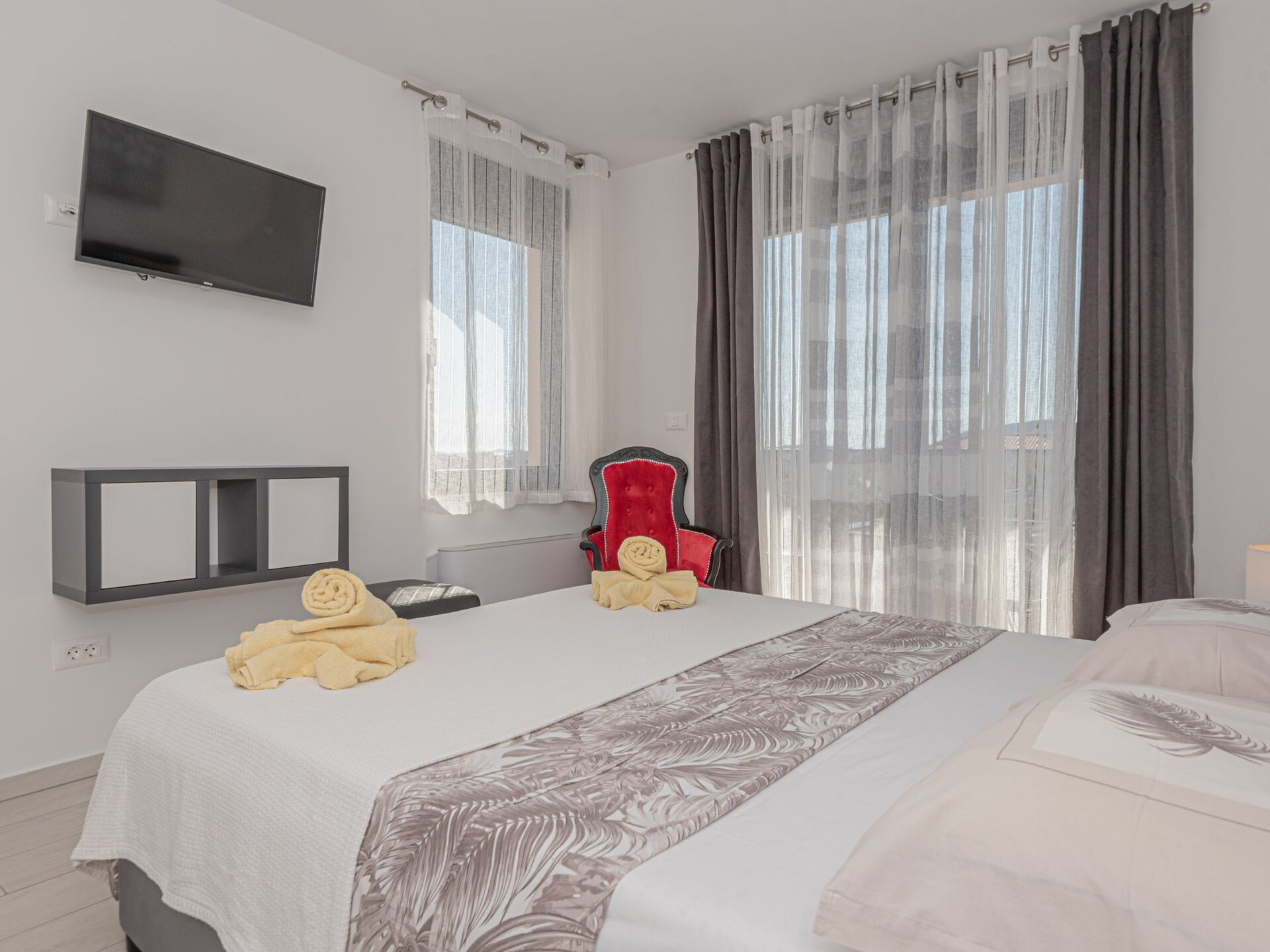 Luxe vier-slaapkamer villa met privézwembad in Vodice, vlakbij zee - foto 26