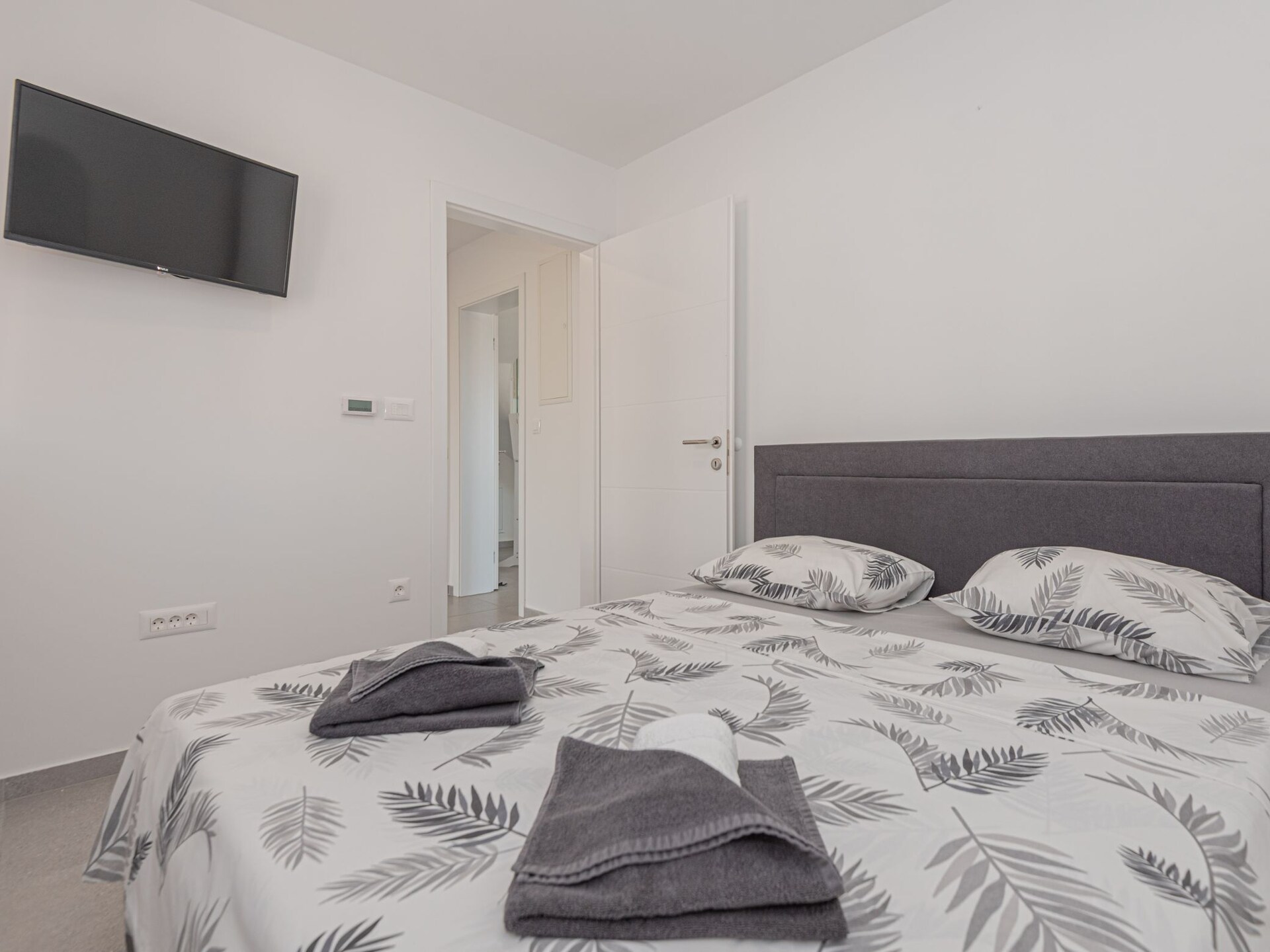 Luxe vier-slaapkamer villa met privézwembad in Vodice, vlakbij zee - foto 13