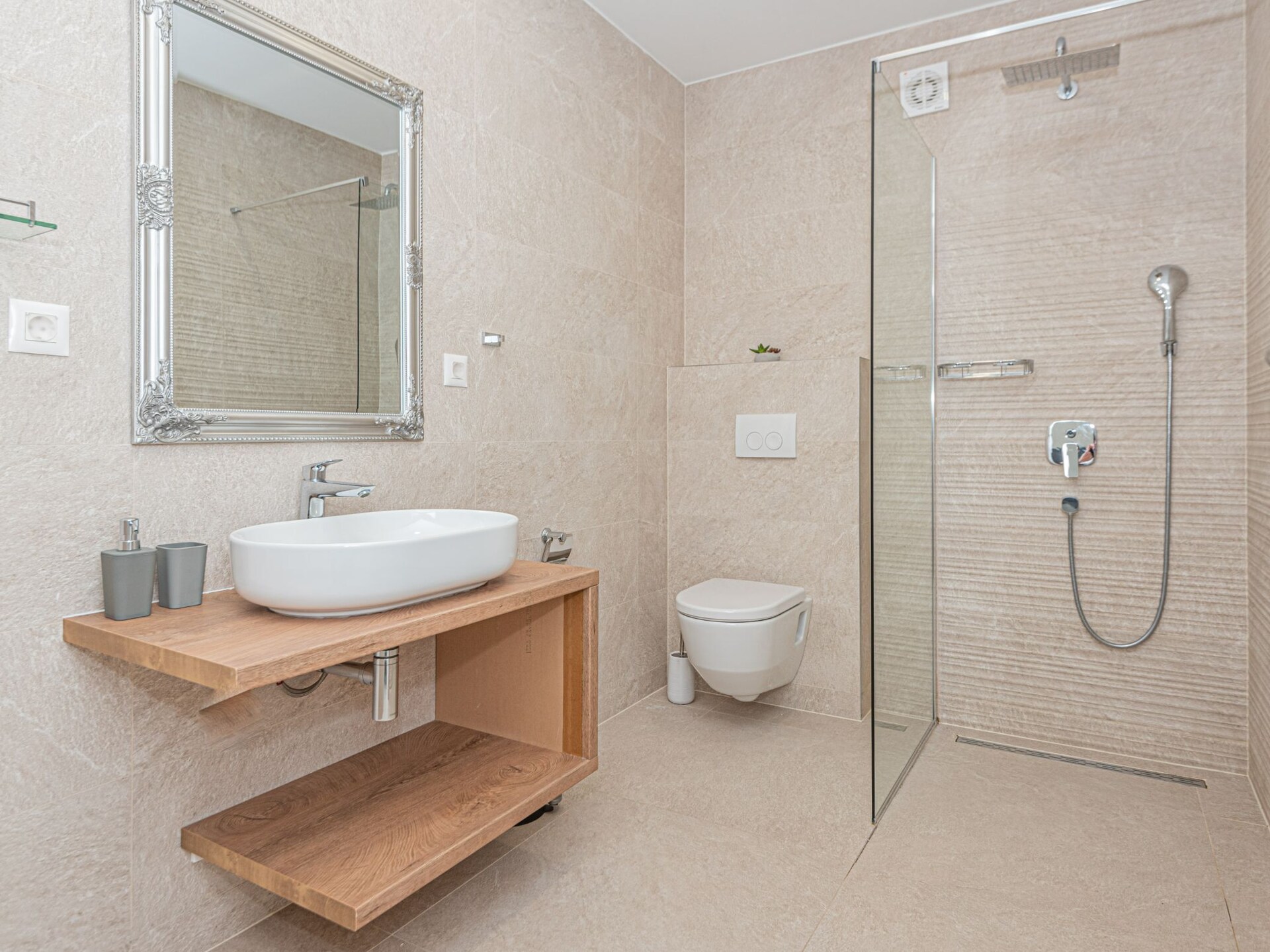 Luxe vier-slaapkamer villa met privézwembad in Vodice, vlakbij zee - foto 32