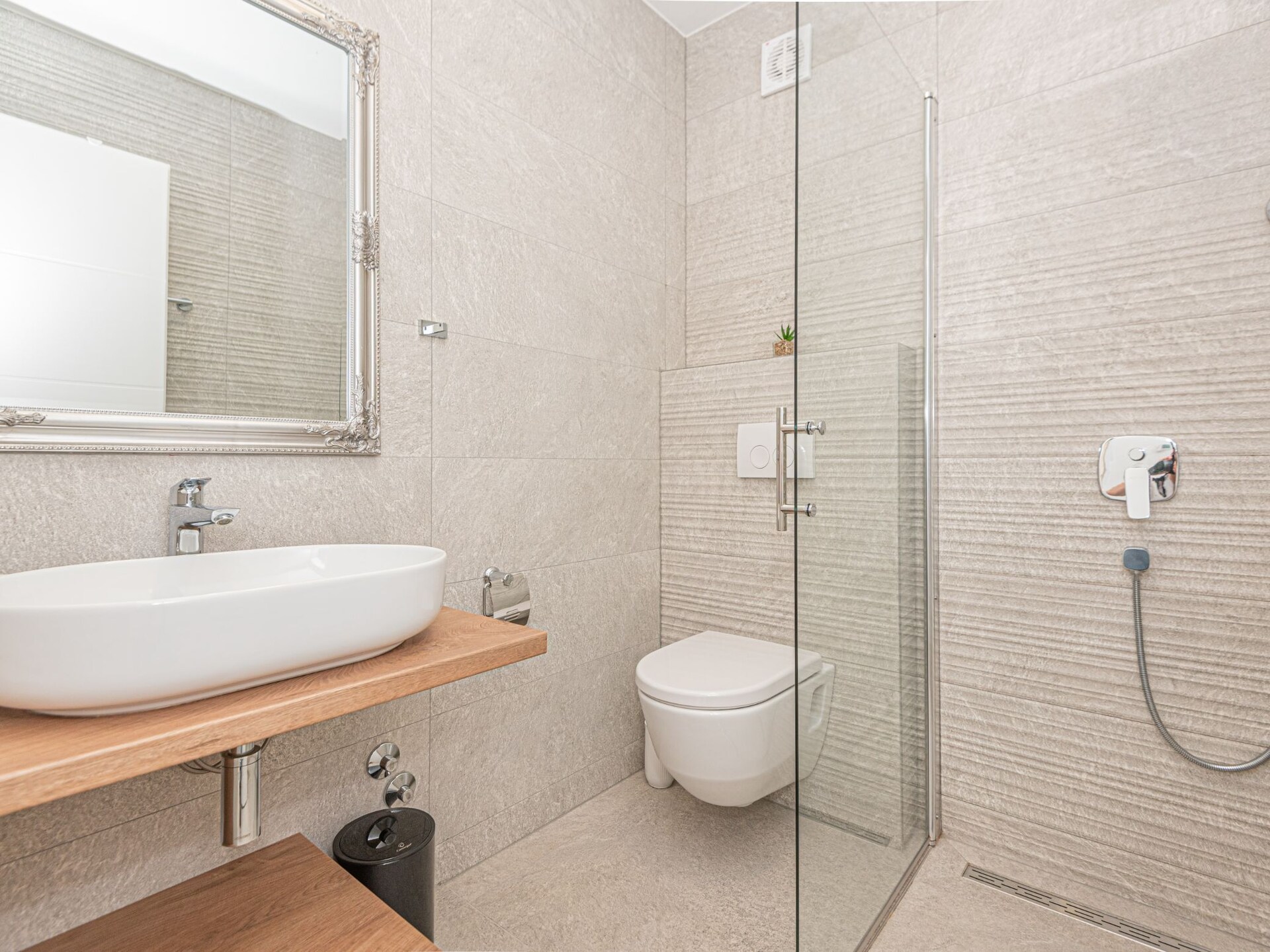 Luxe vier-slaapkamer villa met privézwembad in Vodice, vlakbij zee - foto 29