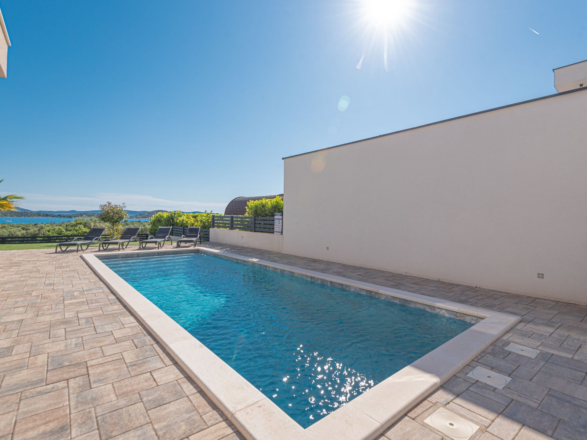 Luxe vier-slaapkamer villa met privézwembad in Vodice, vlakbij zee - foto 48