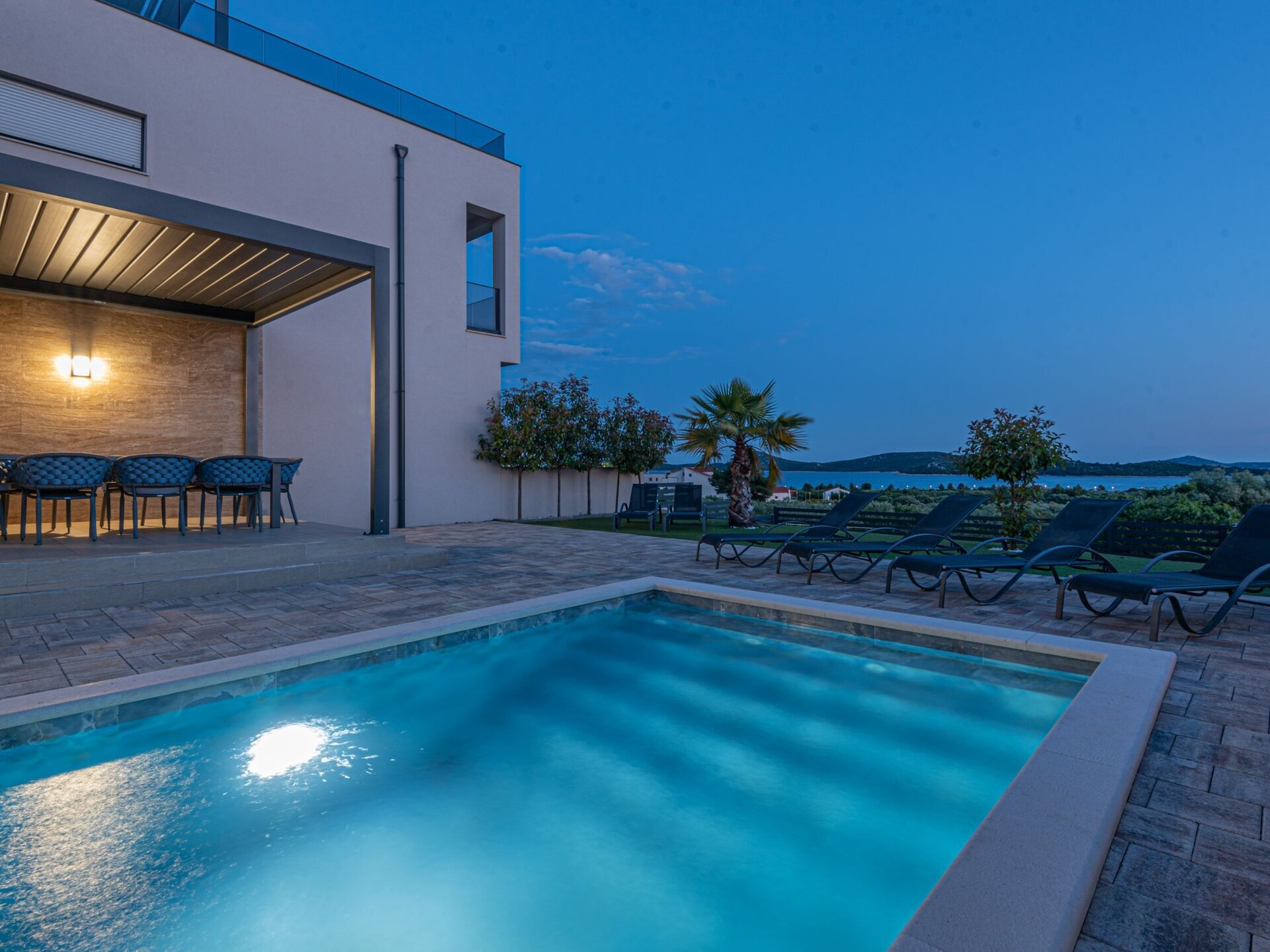 Luxe vier-slaapkamer villa met privézwembad in Vodice, vlakbij zee - foto 45