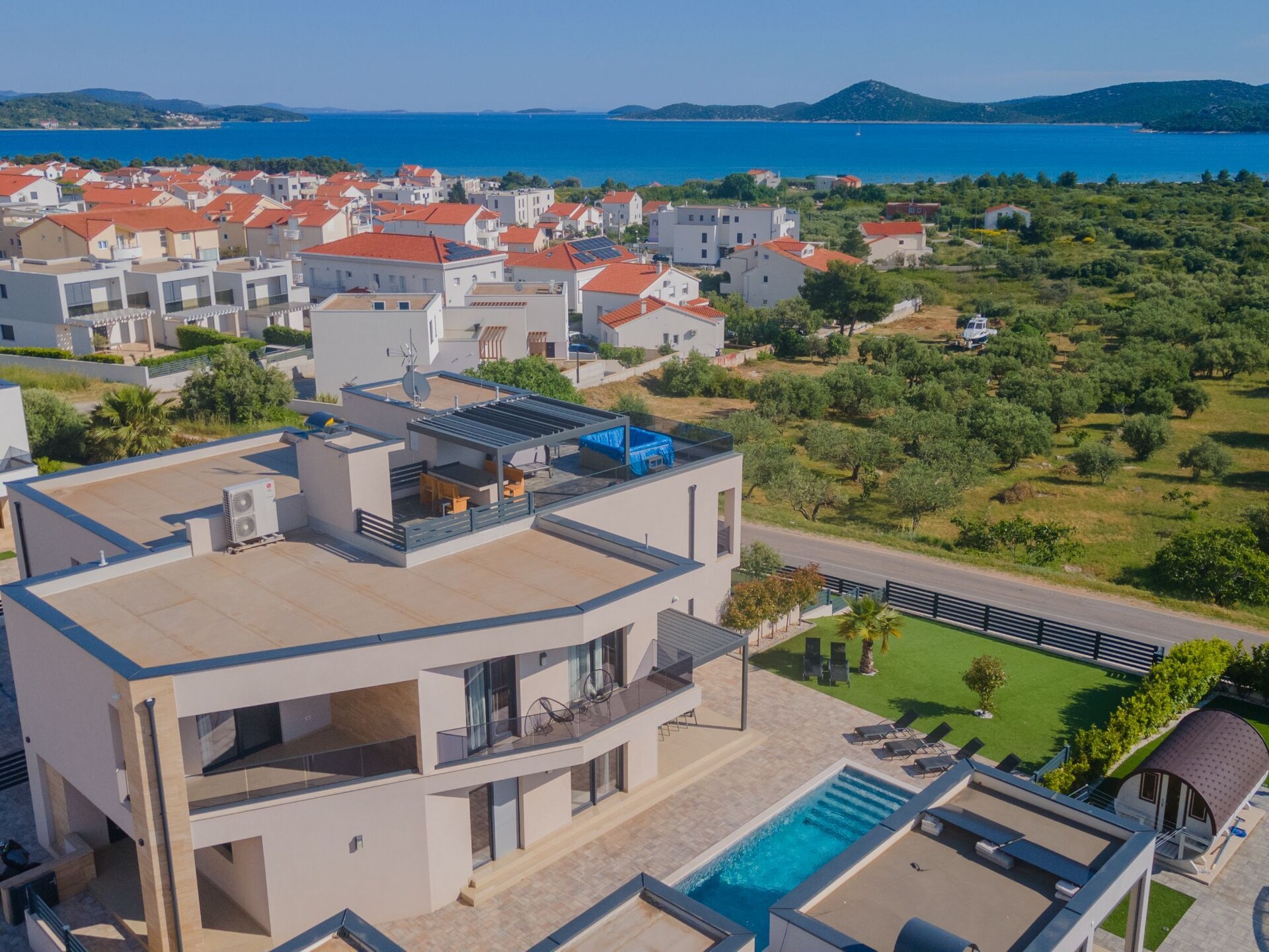 Luxe vier-slaapkamer villa met privézwembad in Vodice, vlakbij zee - foto 67