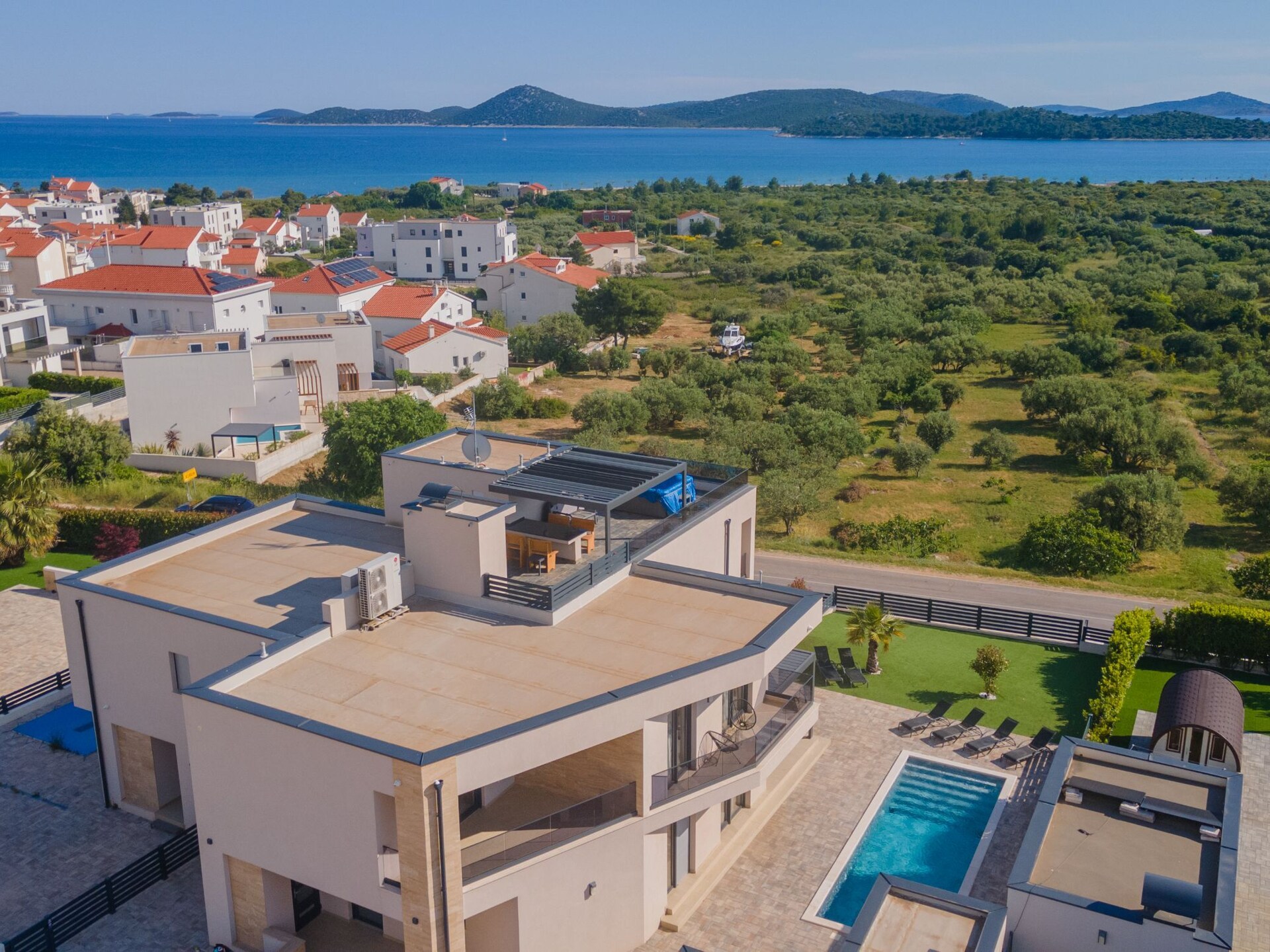 Luxe vier-slaapkamer villa met privézwembad in Vodice, vlakbij zee - foto 68