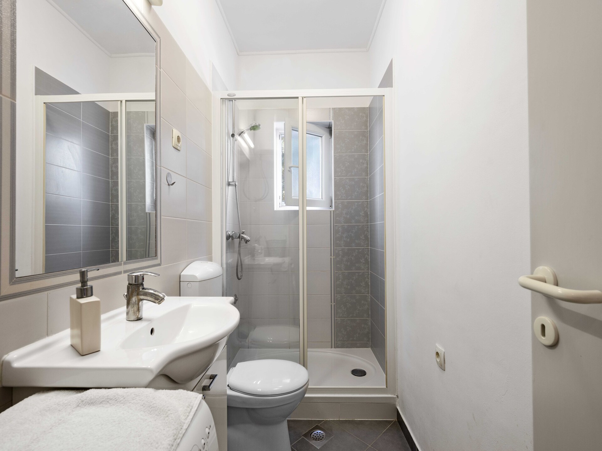 Aan het strand: Comfortabel appartement in Brodarica - foto 8