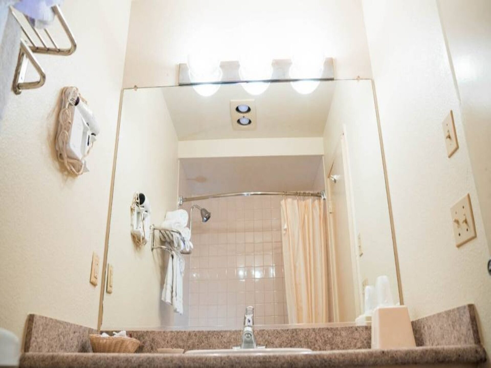 Compacte kamer met kingsize bed, ideaal voor twee in Anaheim Hills - foto 10