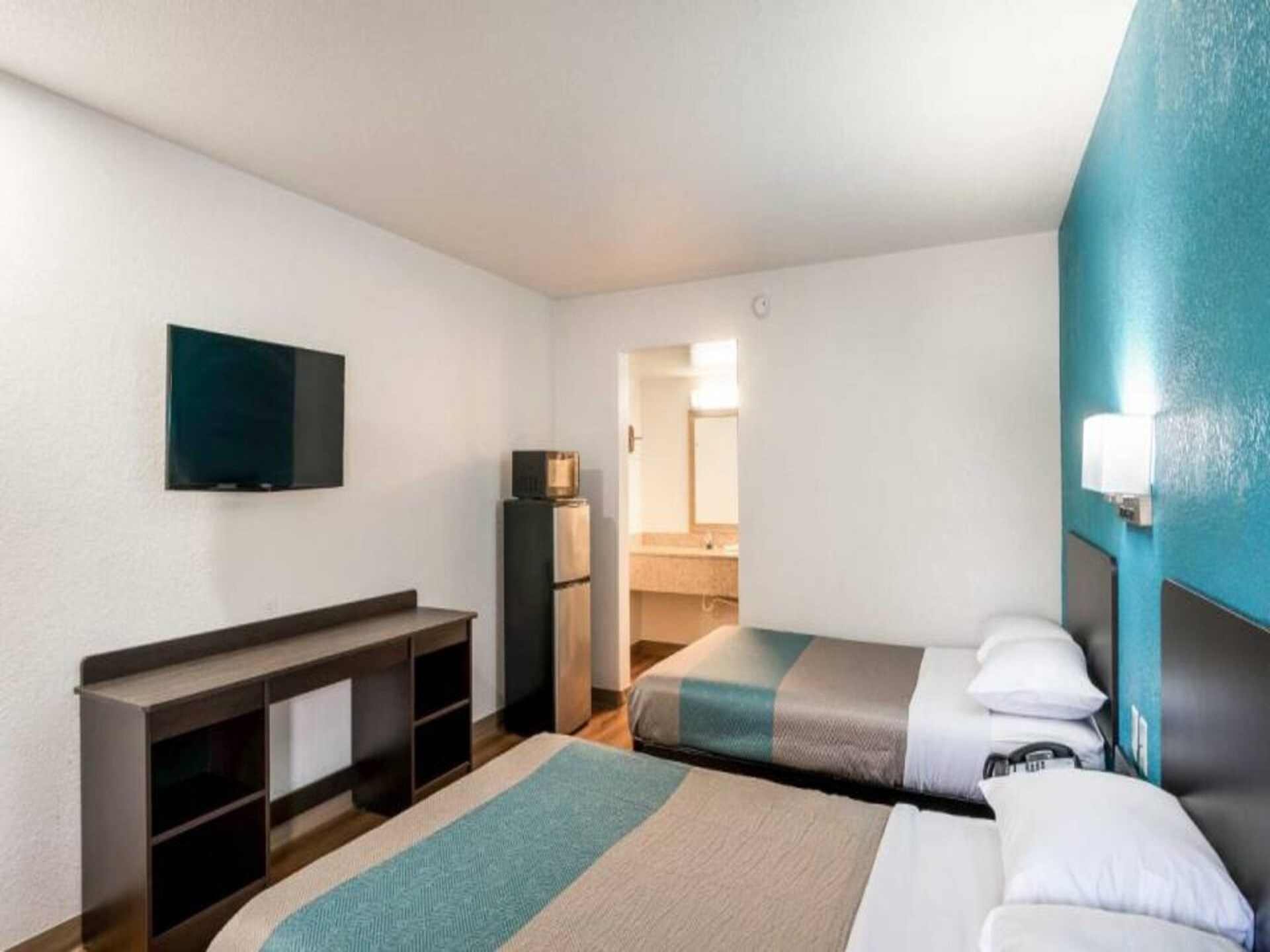 Rustige kamer met 2 dubbele bedden, koelkast & magnetron nabij Lexington Airport - foto 3