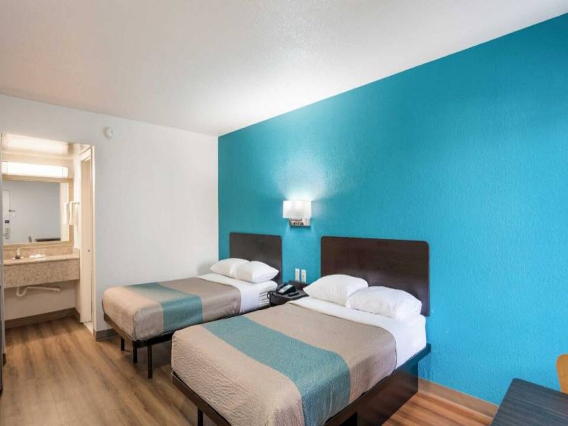 Rustige kamer met 2 dubbele bedden, koelkast & magnetron nabij Lexington Airport - foto 2