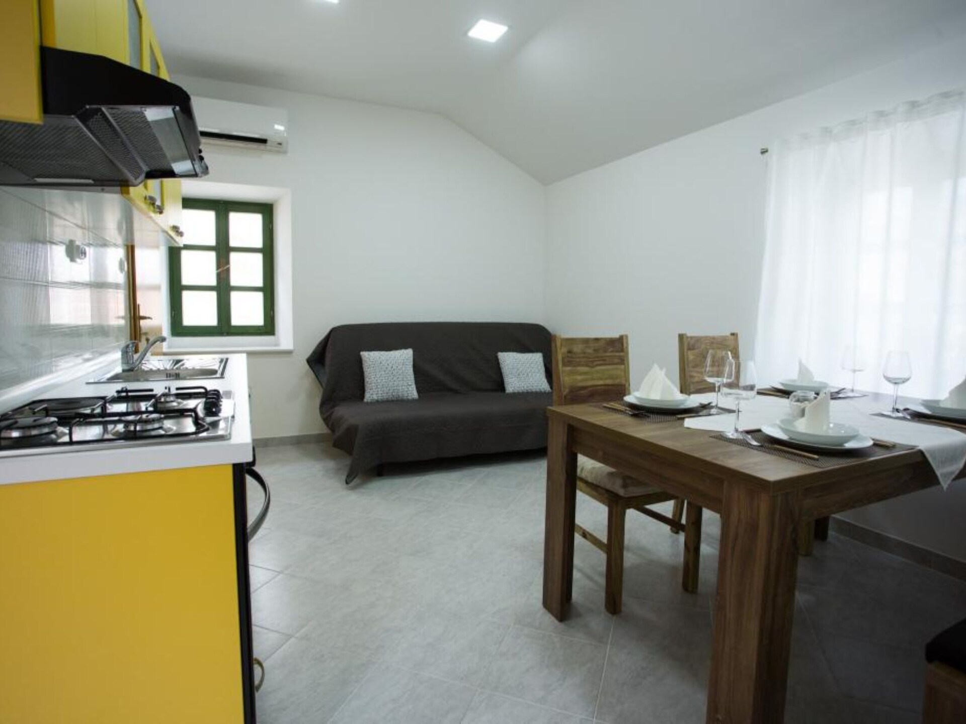 Op 900 m van zee: Rustiek appartement in Murter voor 4 personen - foto 1