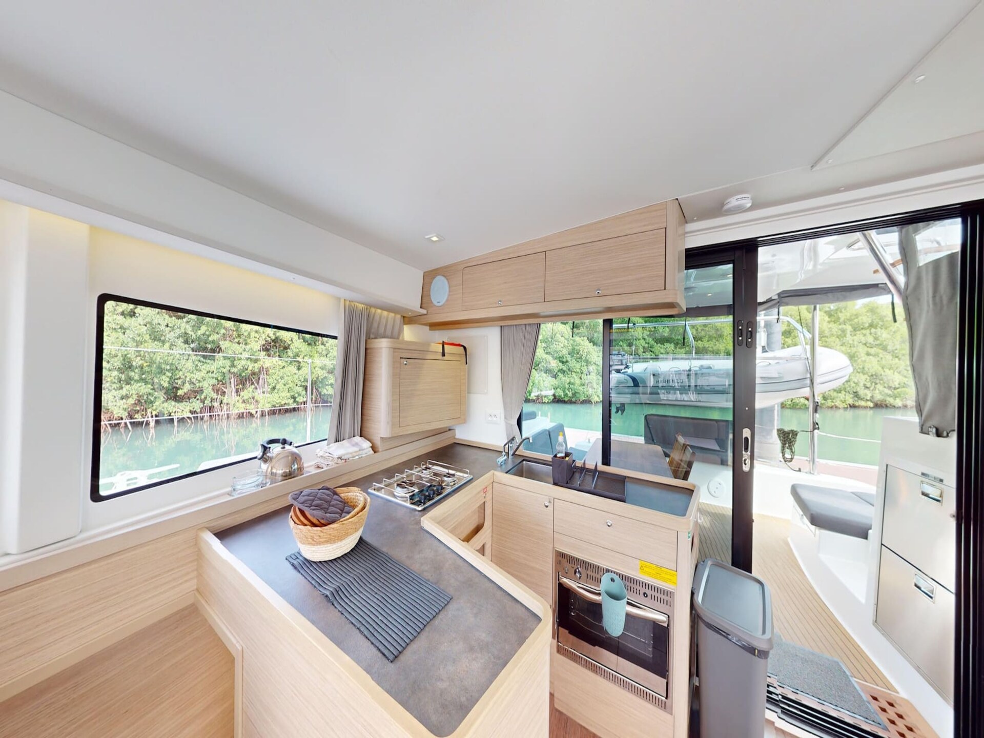 Luxe Catamaran met Skipper & Kok in San Bartolomé, 4 hutten - foto 9
