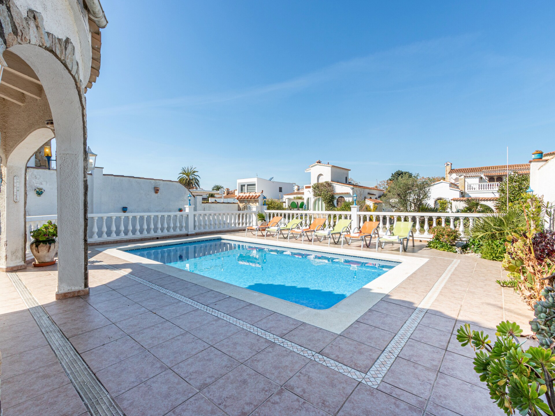 Stijlvolle villa aan de golfbaan in Empuriabrava, 2 km van strand - foto 20