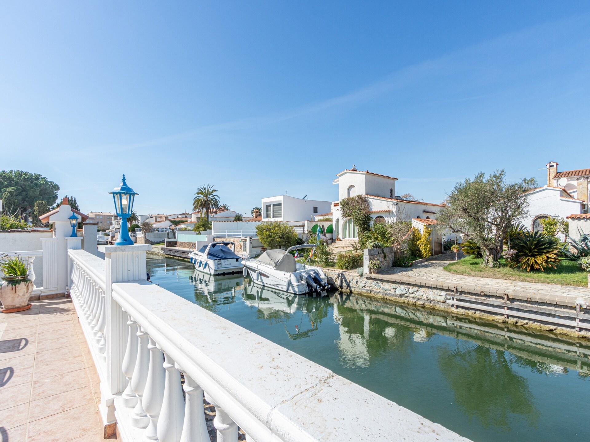 Stijlvolle villa aan de golfbaan in Empuriabrava, 2 km van strand - foto 27