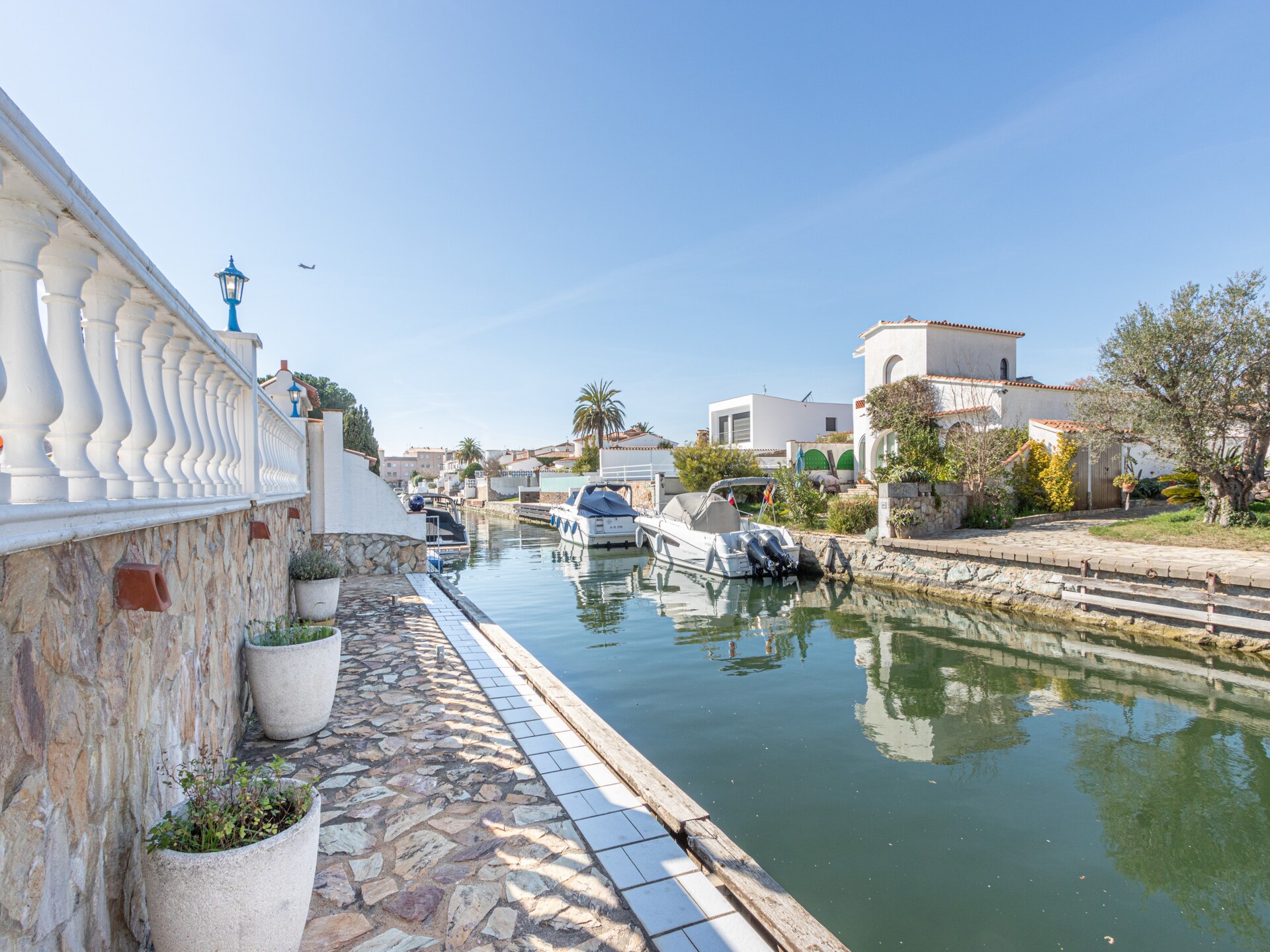 Stijlvolle villa aan de golfbaan in Empuriabrava, 2 km van strand - foto 32