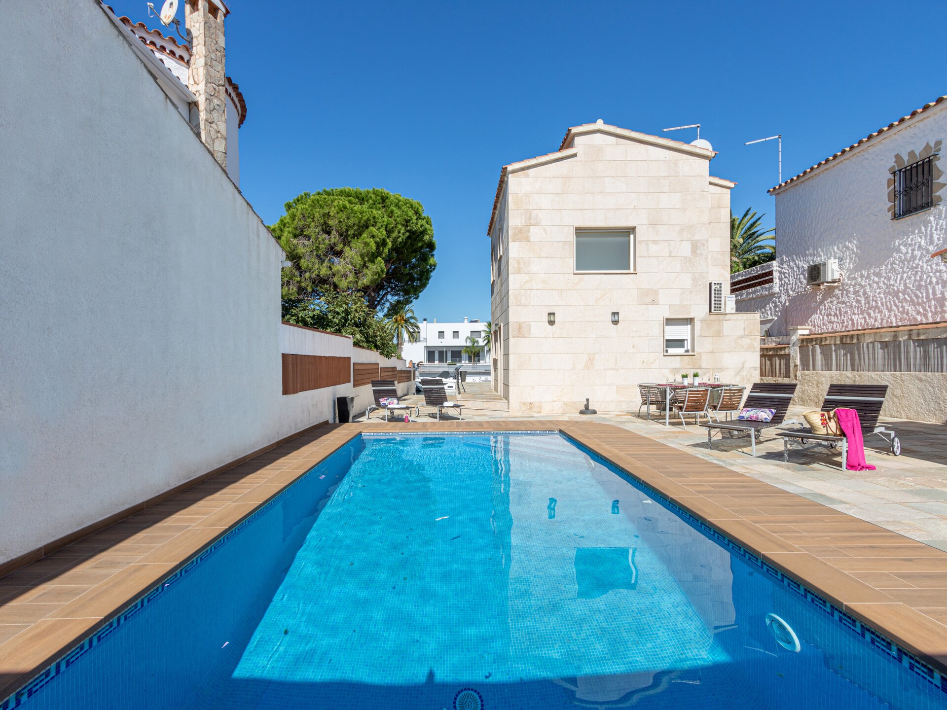 Villa aan golf met privézwembad en aanlegplaats in Empuriabrava - foto 1
