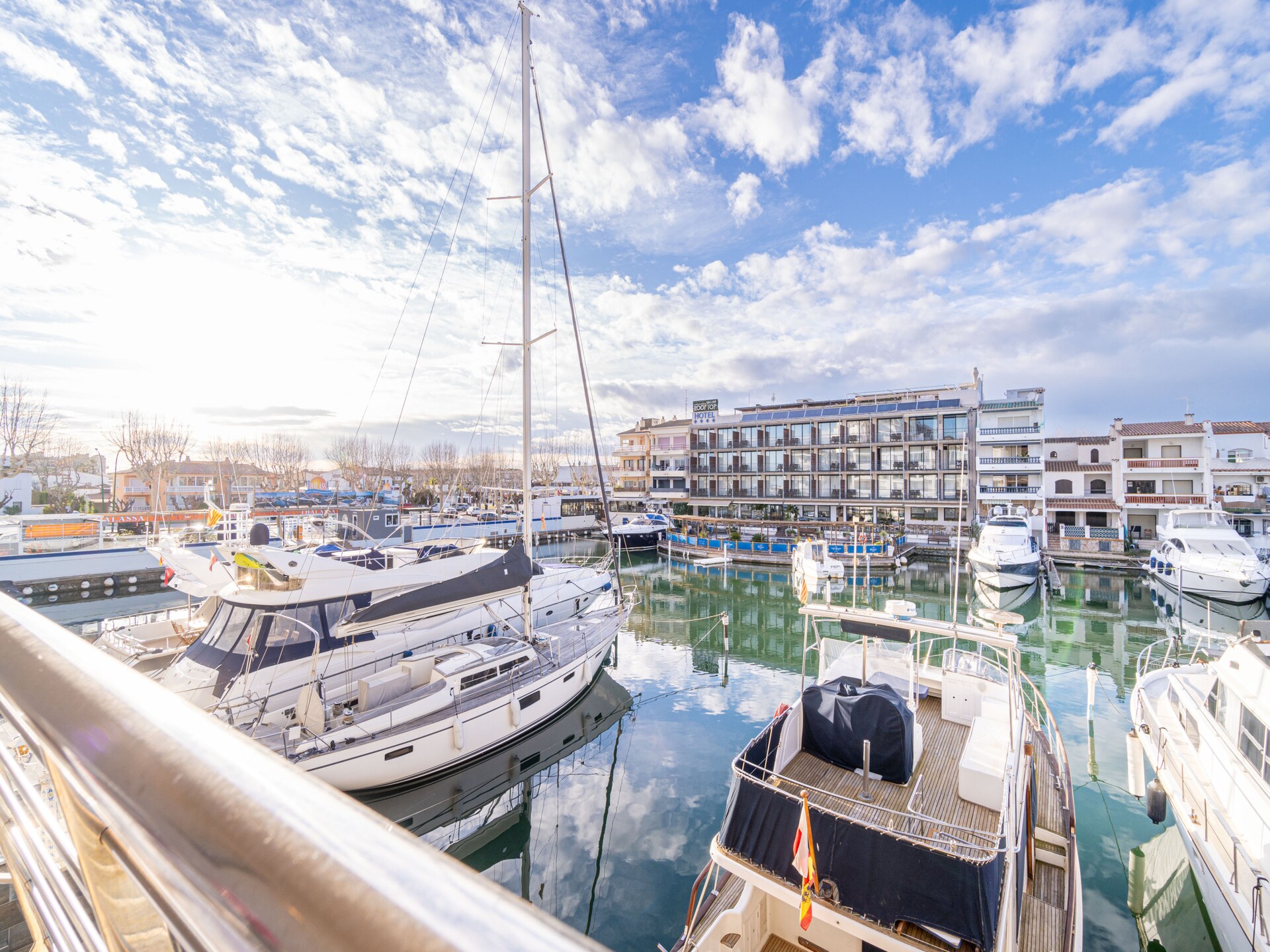 Licht appartement aan het kanaal in Empuriabrava, strand op 200 meter - foto 30