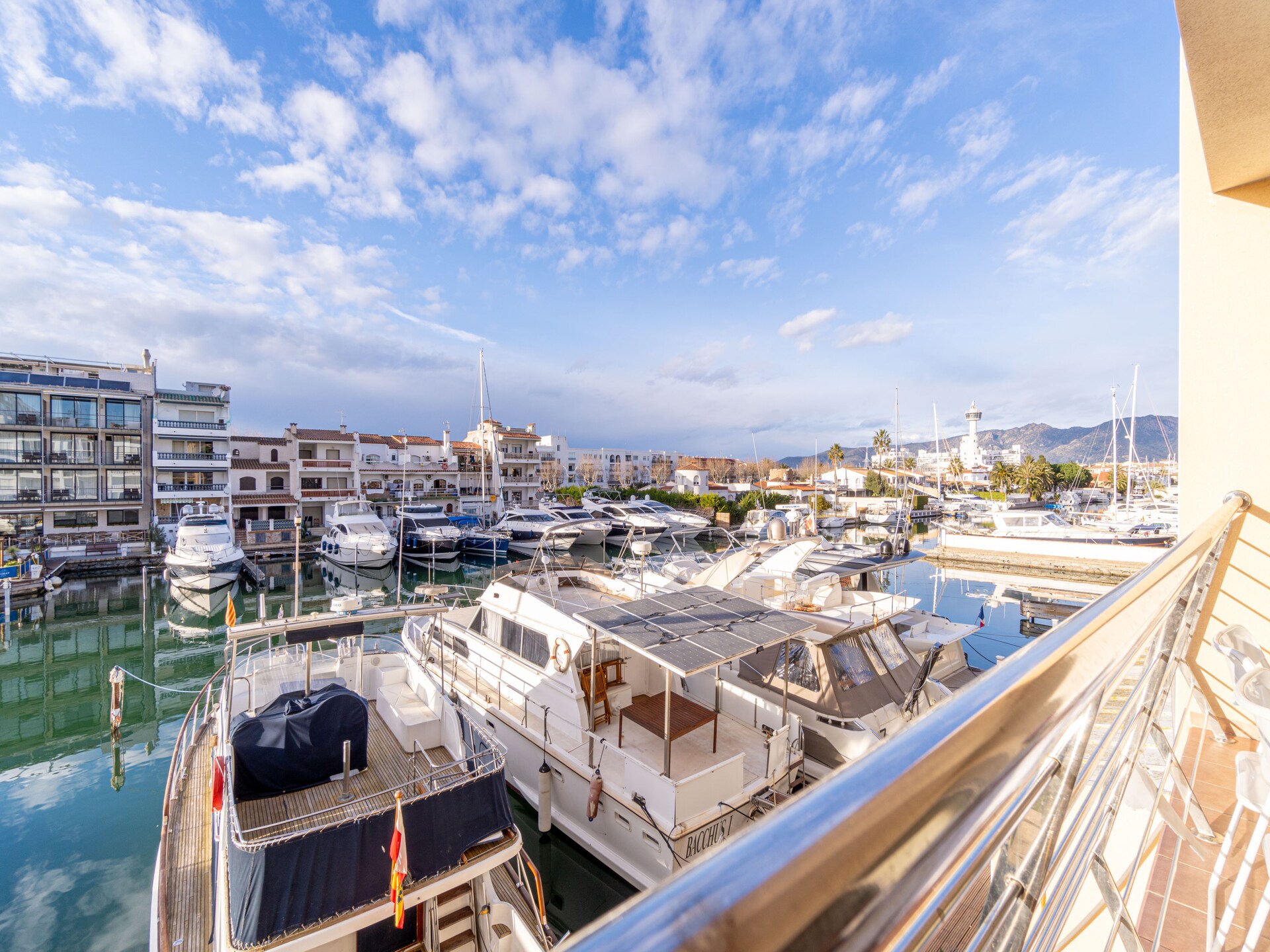 Licht appartement aan het kanaal in Empuriabrava, strand op 200 meter - foto 26