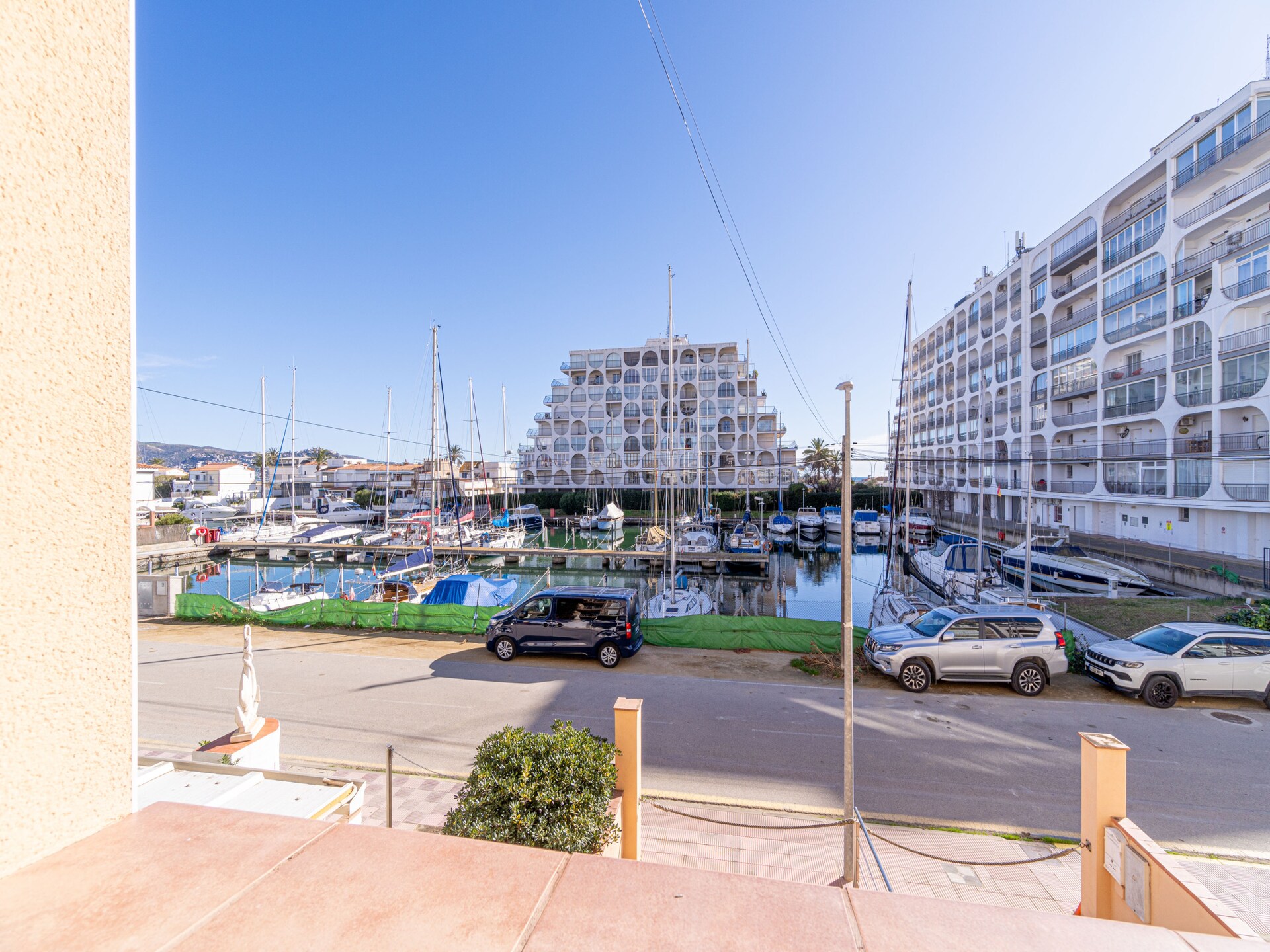 Licht appartement aan het kanaal in Empuriabrava, strand op 200 meter - foto 28