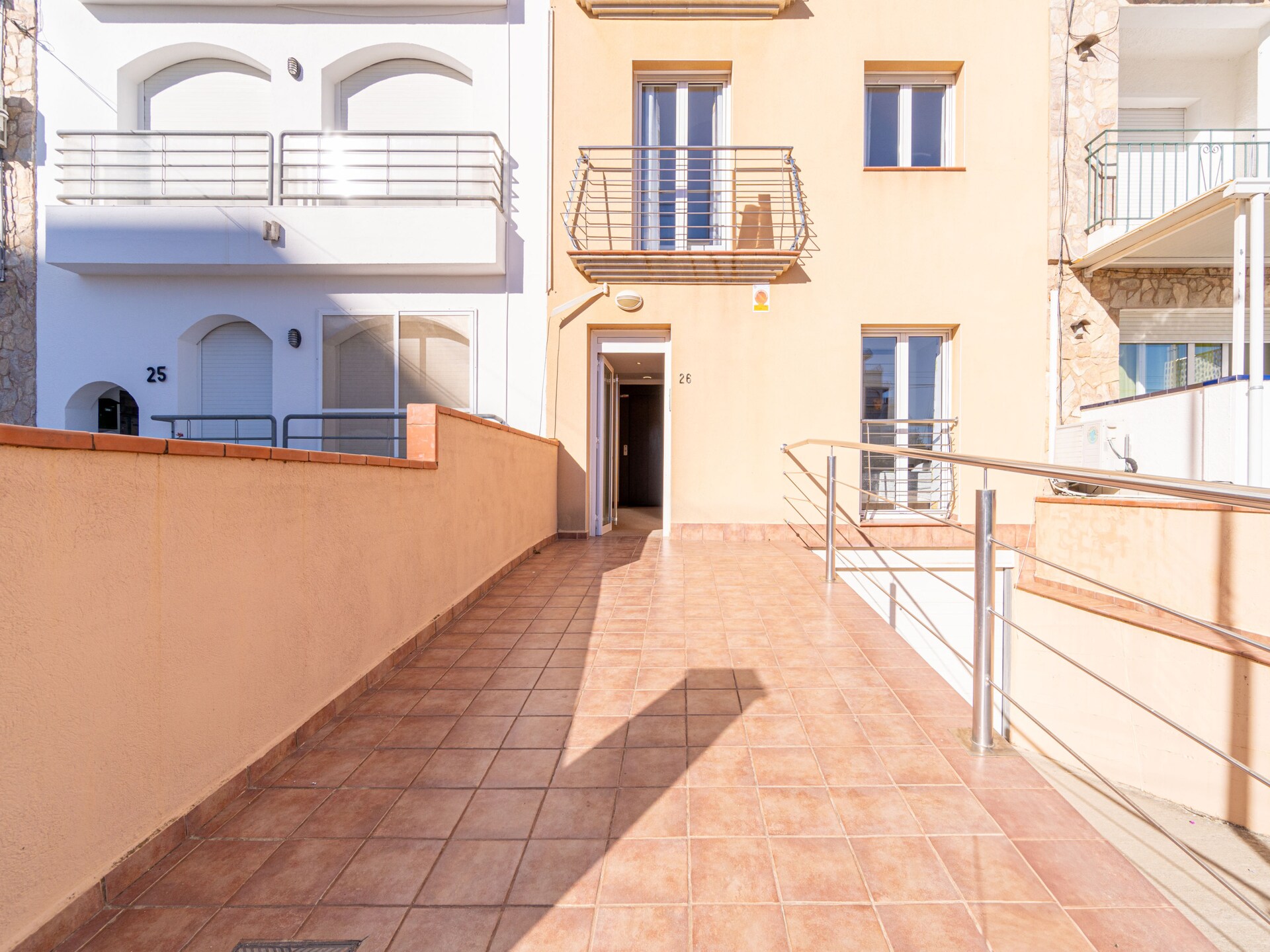 Licht appartement aan het kanaal in Empuriabrava, strand op 200 meter - foto 27