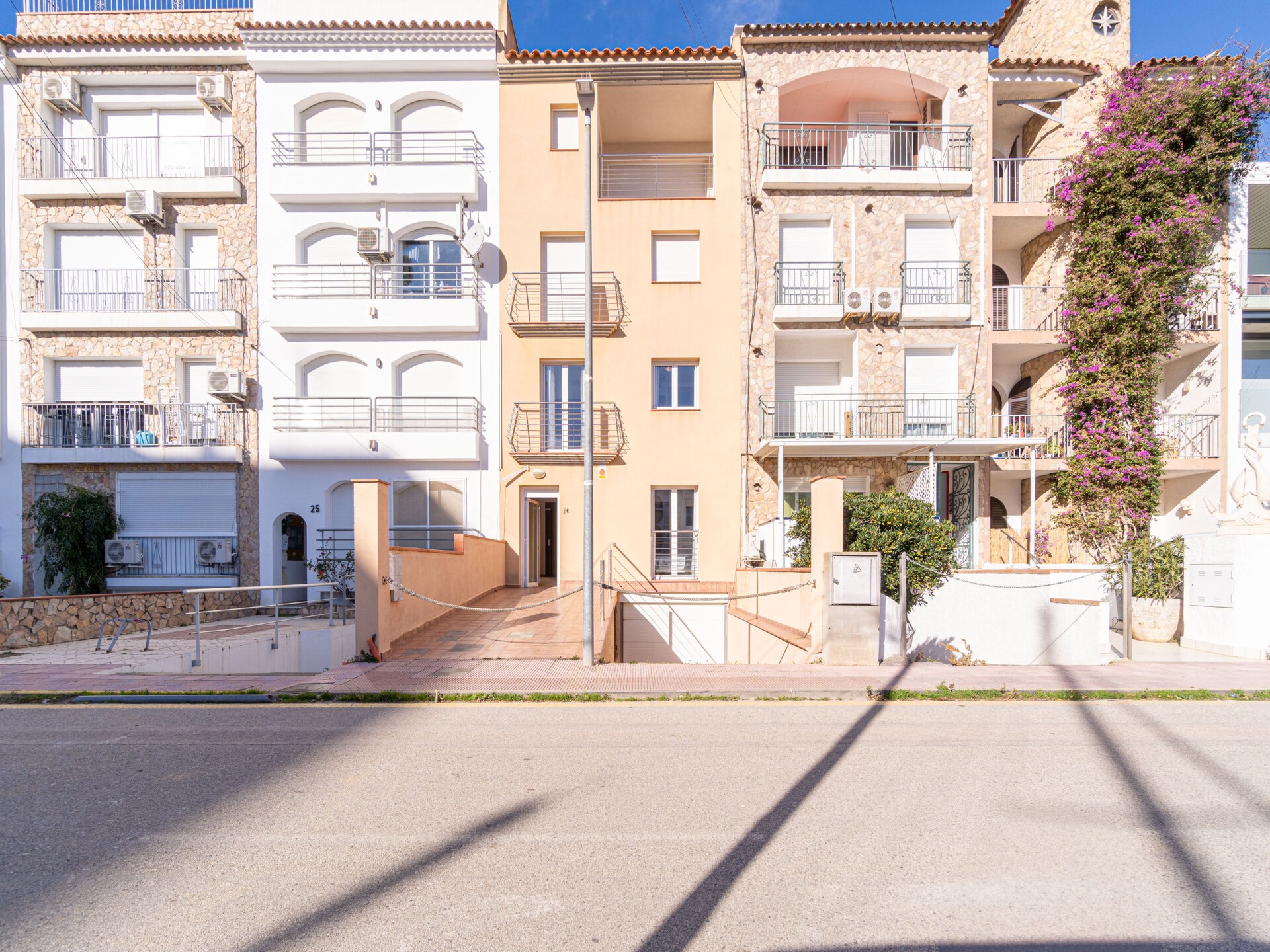Licht appartement aan het kanaal in Empuriabrava, strand op 200 meter - foto 29