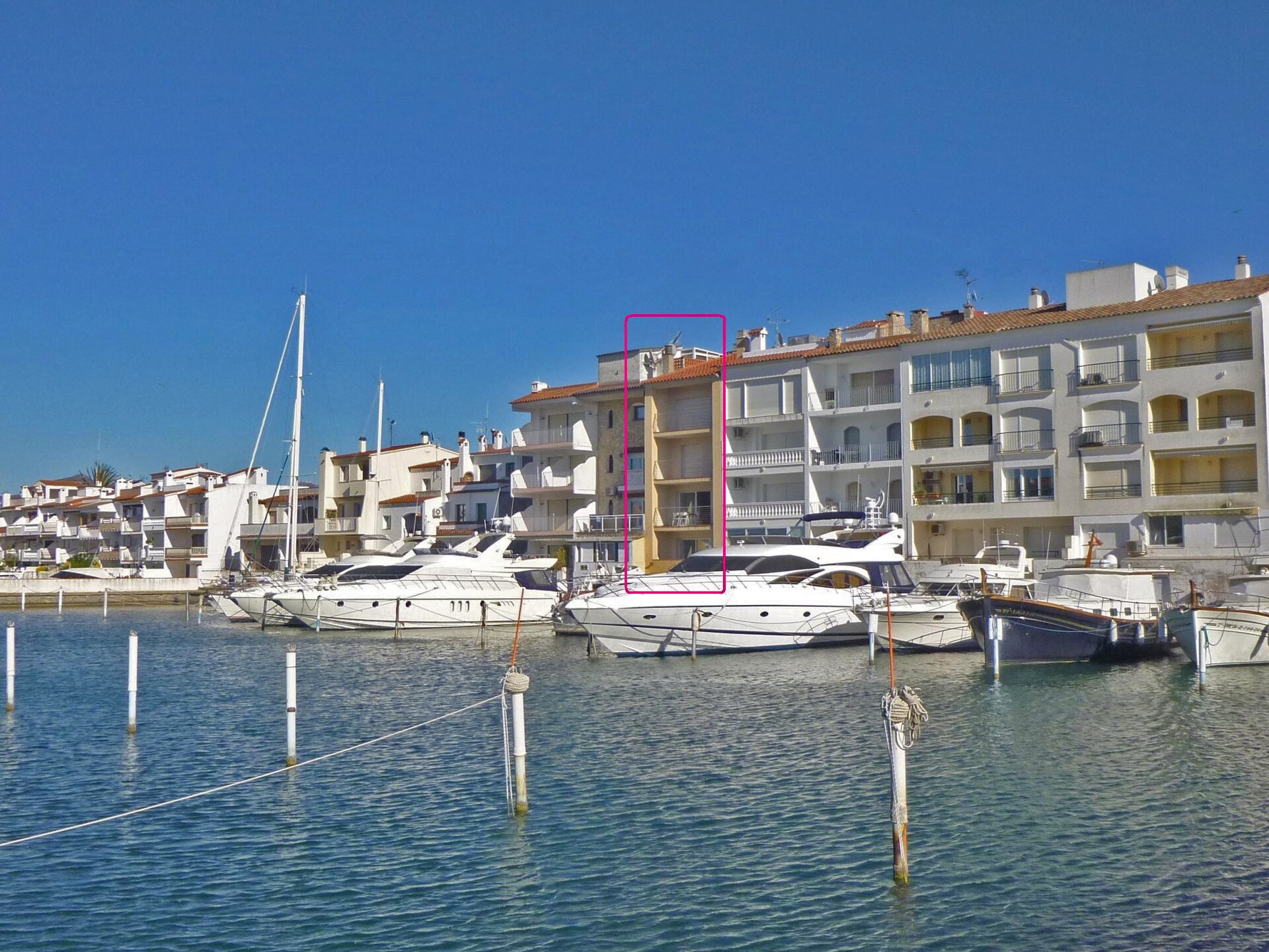 Licht appartement aan het kanaal in Empuriabrava, strand op 200 meter - foto 25