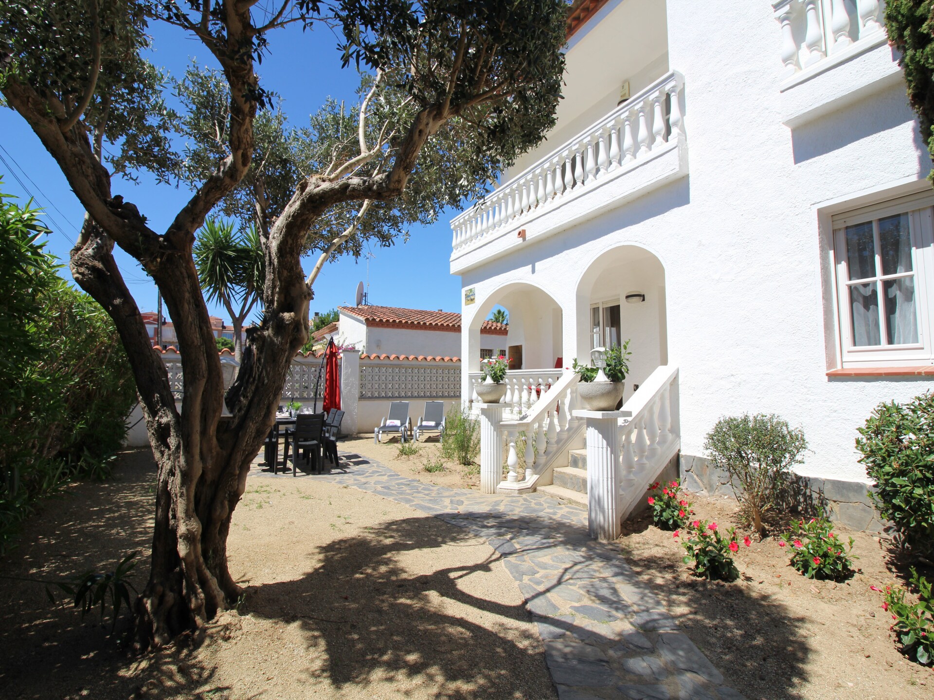 Vrijstaande villa aan de golfbaan in Empuriabrava, strand op 150 meter - foto 27