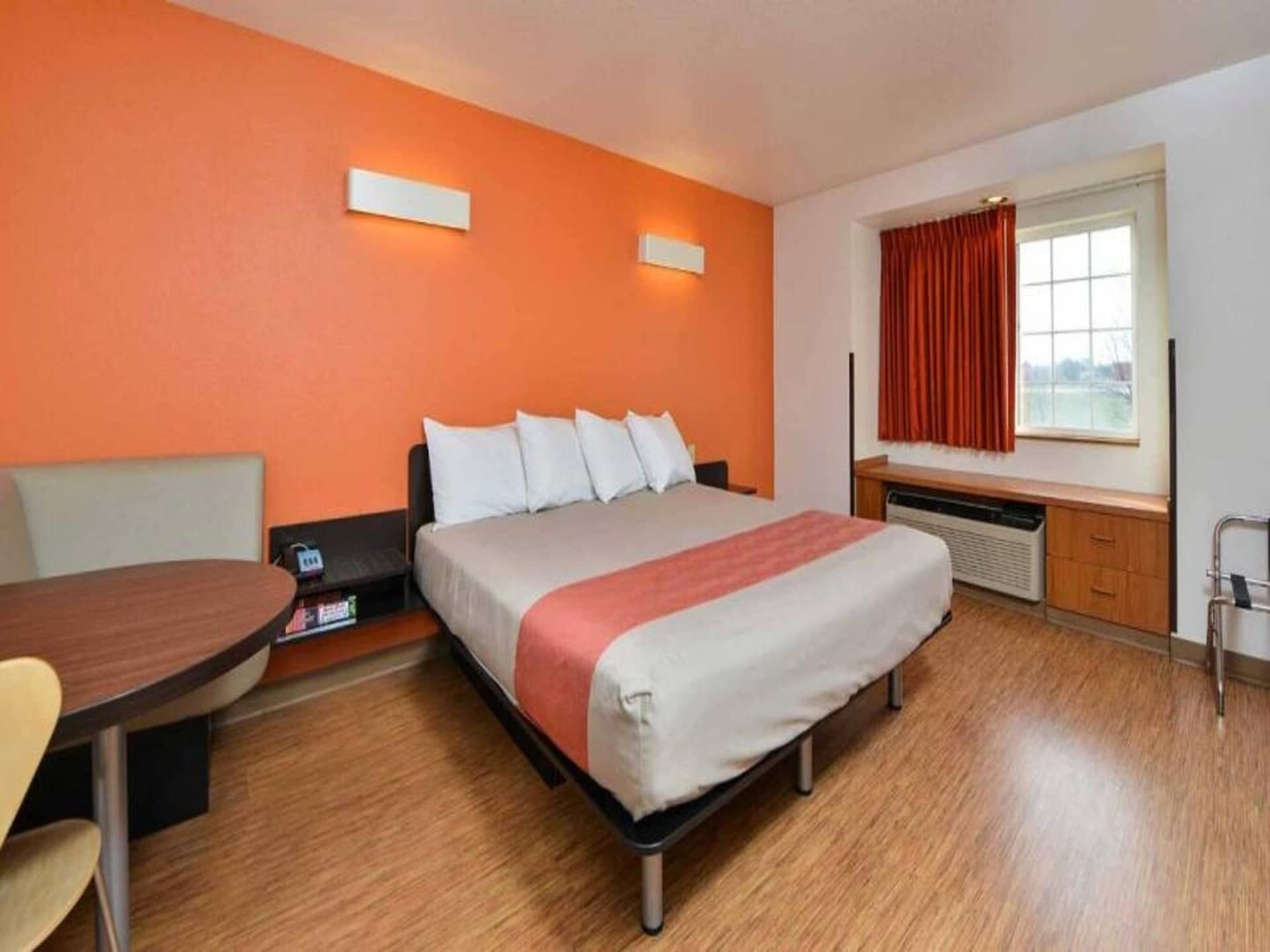 Knusse hotelkamer met queenbed in Meridian, Idaho – gratis WiFi - foto 7