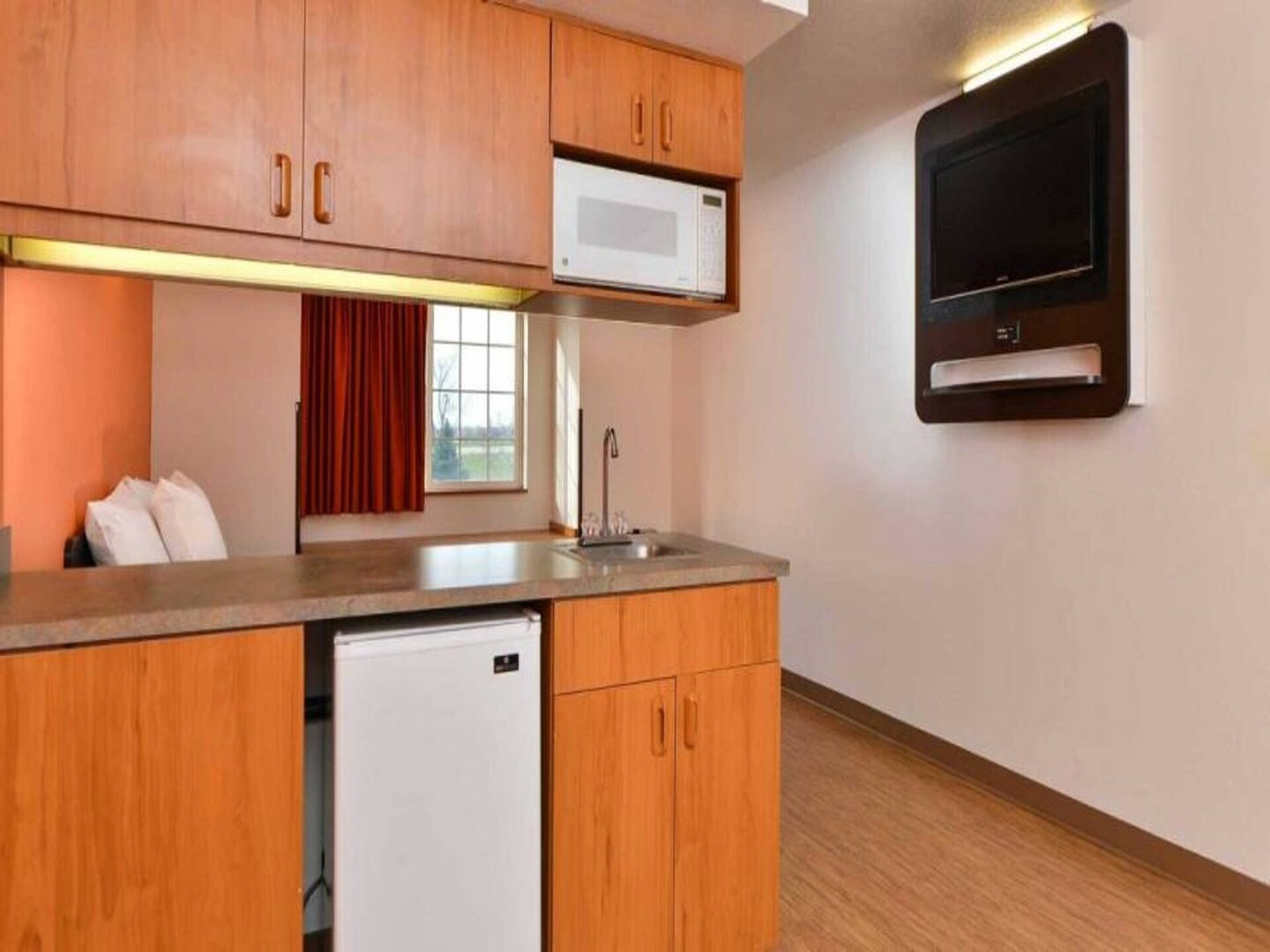 Knusse hotelkamer met queenbed in Meridian, Idaho – gratis WiFi - foto 8