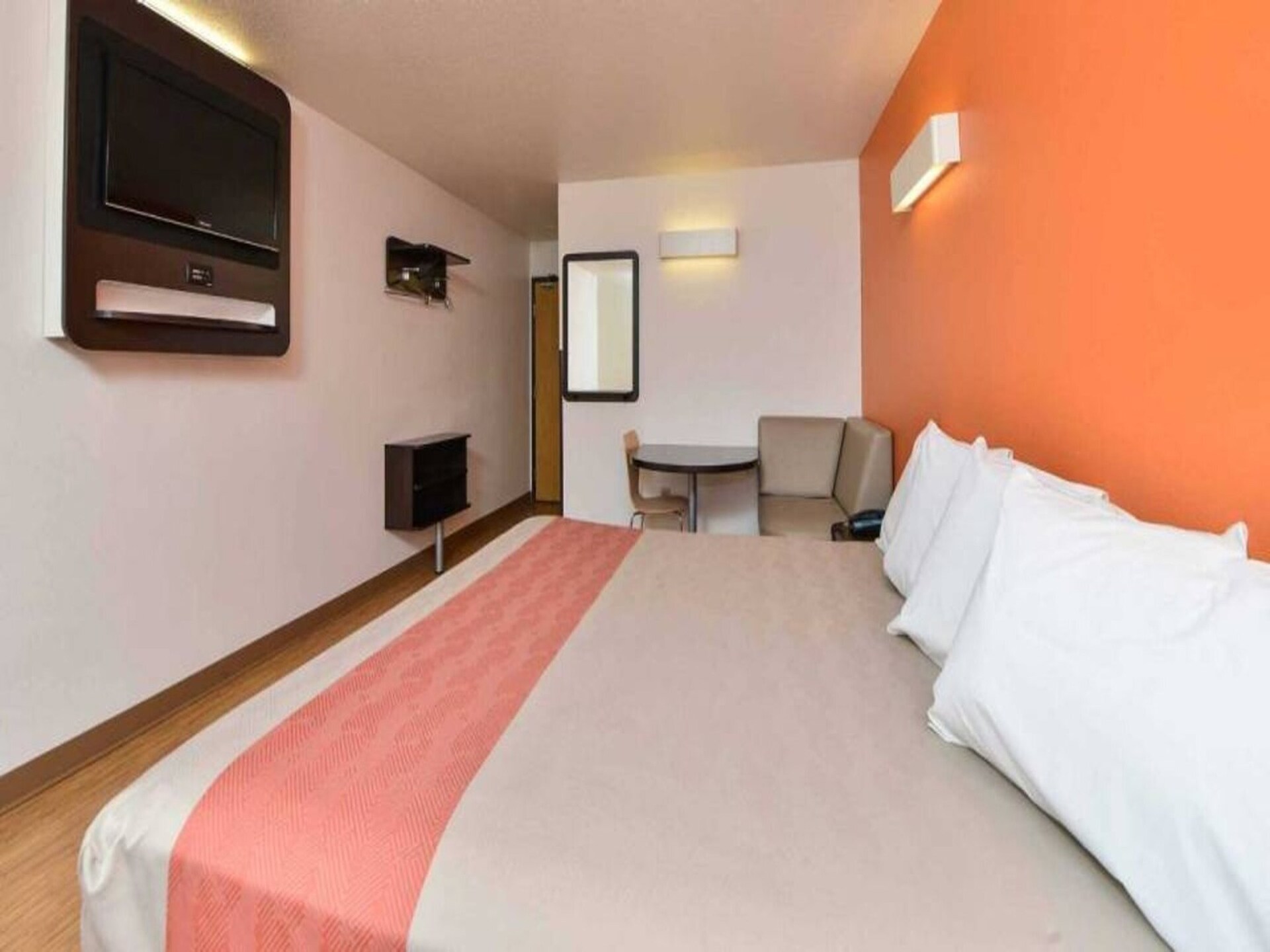 Knusse hotelkamer met queenbed in Meridian, Idaho – gratis WiFi - foto 5