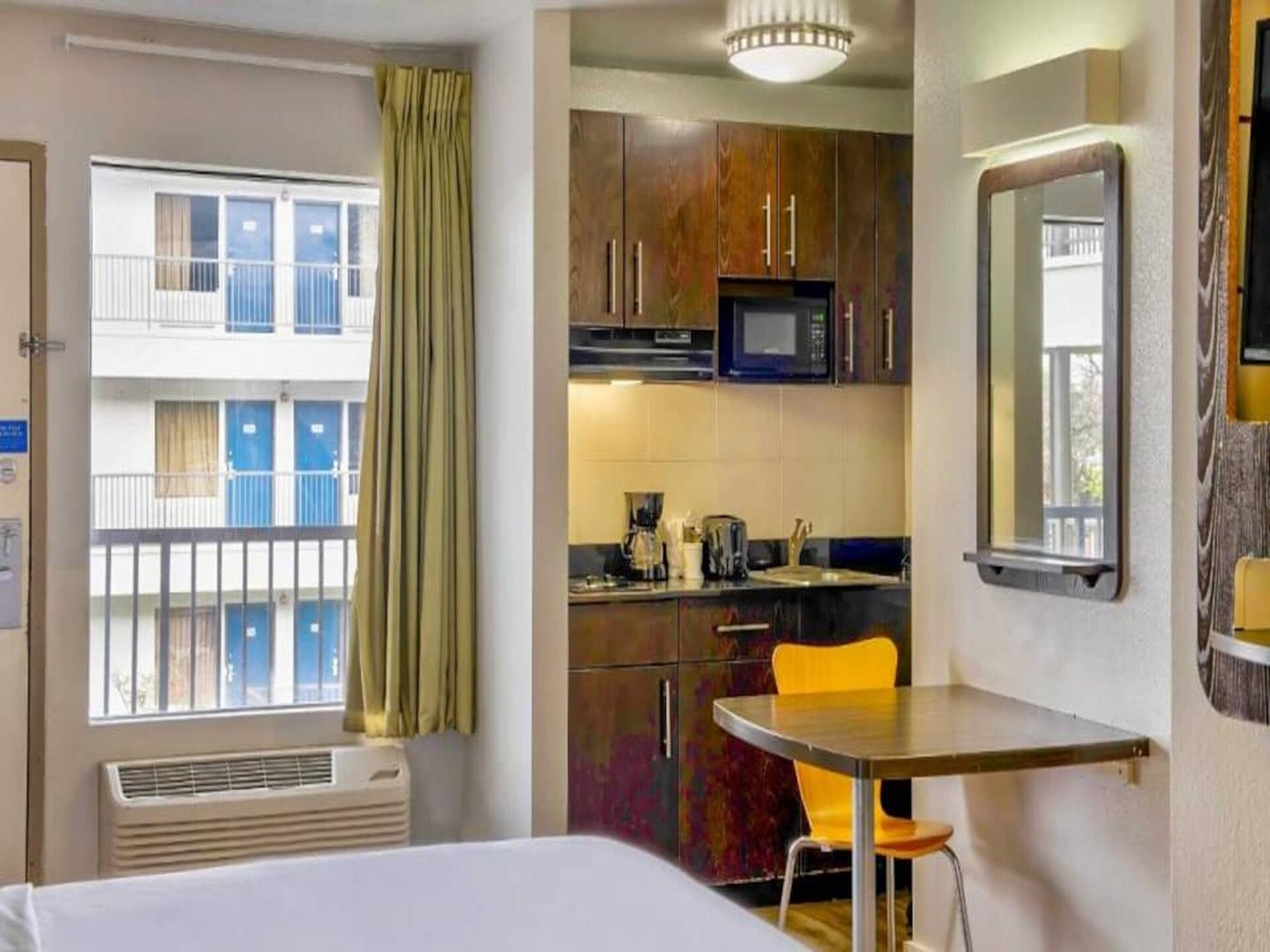 Knusse studio in San Antonio met airco en gratis WiFi - foto 15