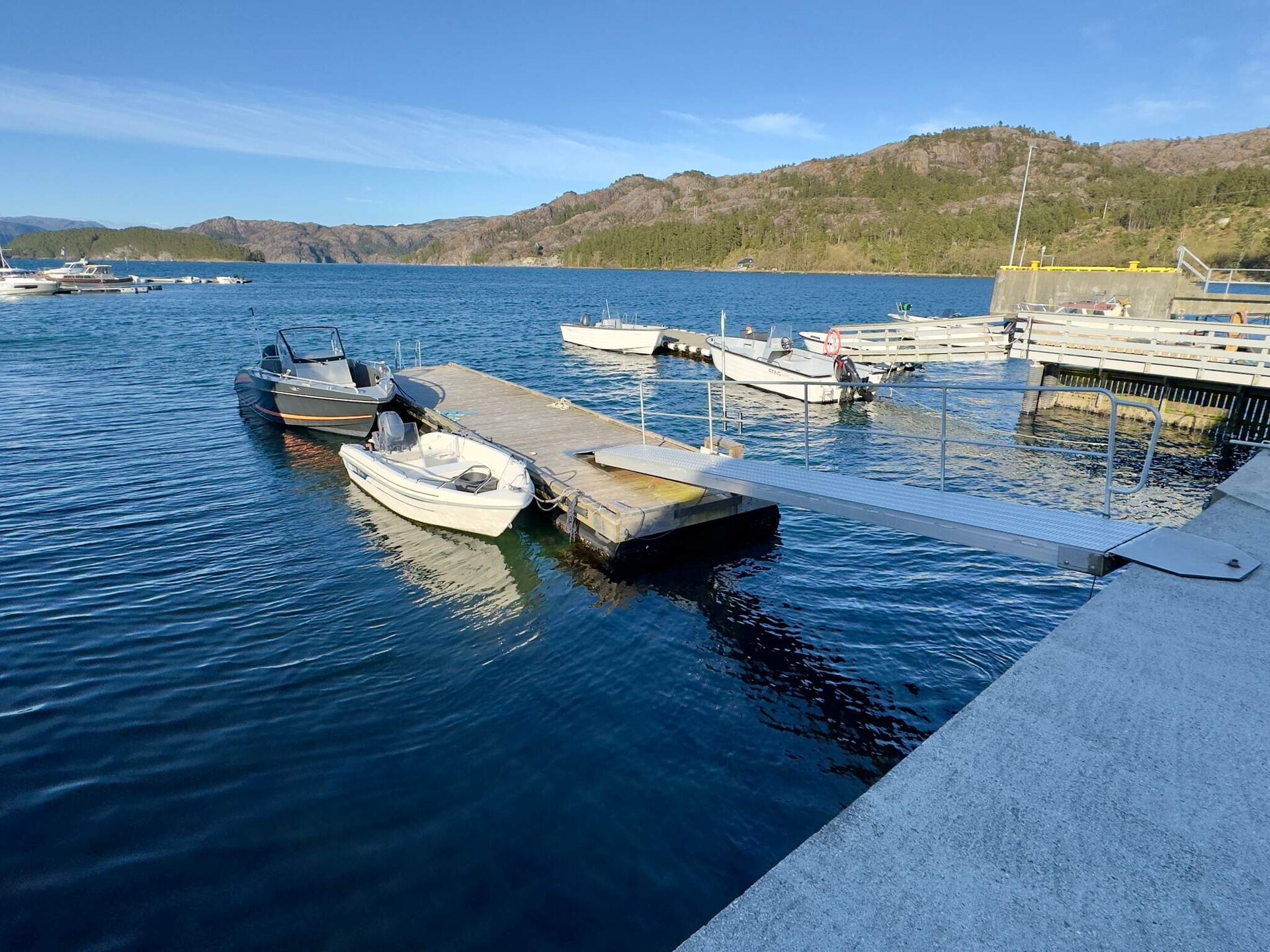 Vrijstaand vakantiehuis op eiland Huglo met fjorduitzicht en vissteiger - foto 11