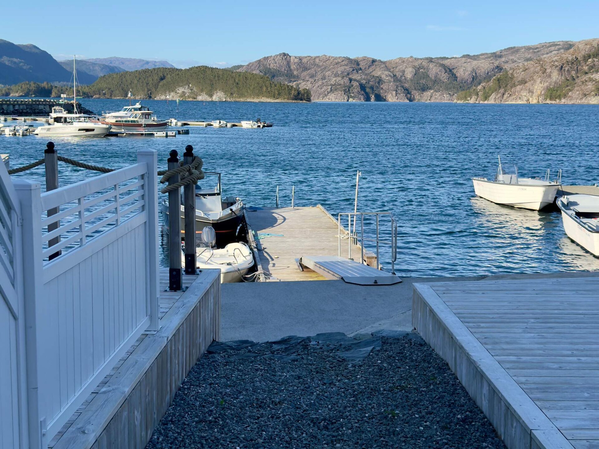 Vrijstaand vakantiehuis op eiland Huglo met fjorduitzicht en vissteiger - foto 8