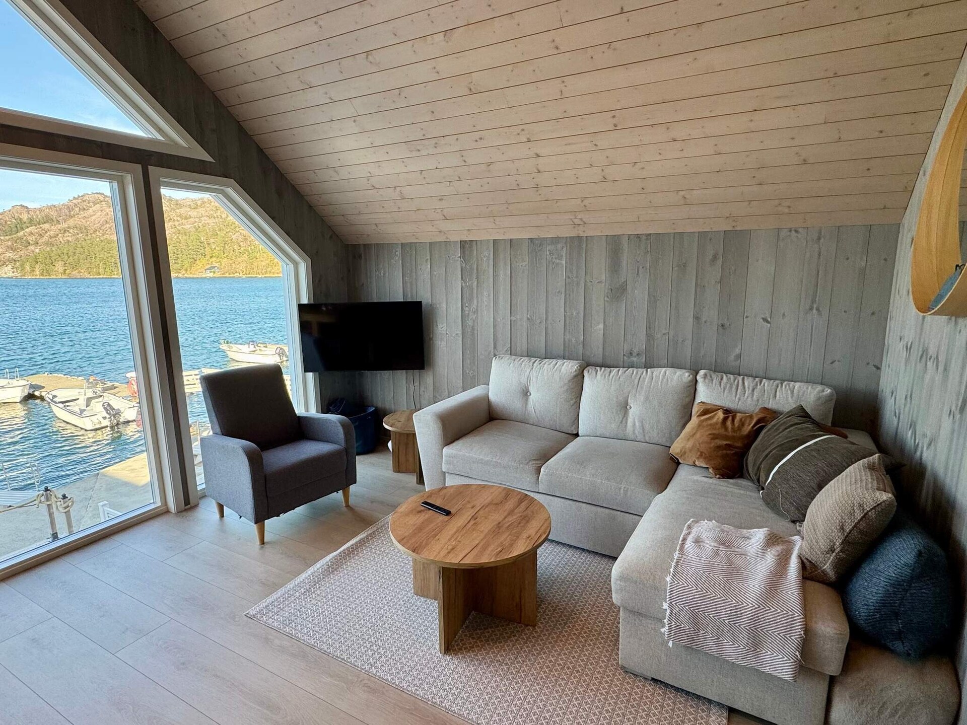 Vrijstaand vakantiehuis op eiland Huglo met fjorduitzicht en vissteiger - foto 16