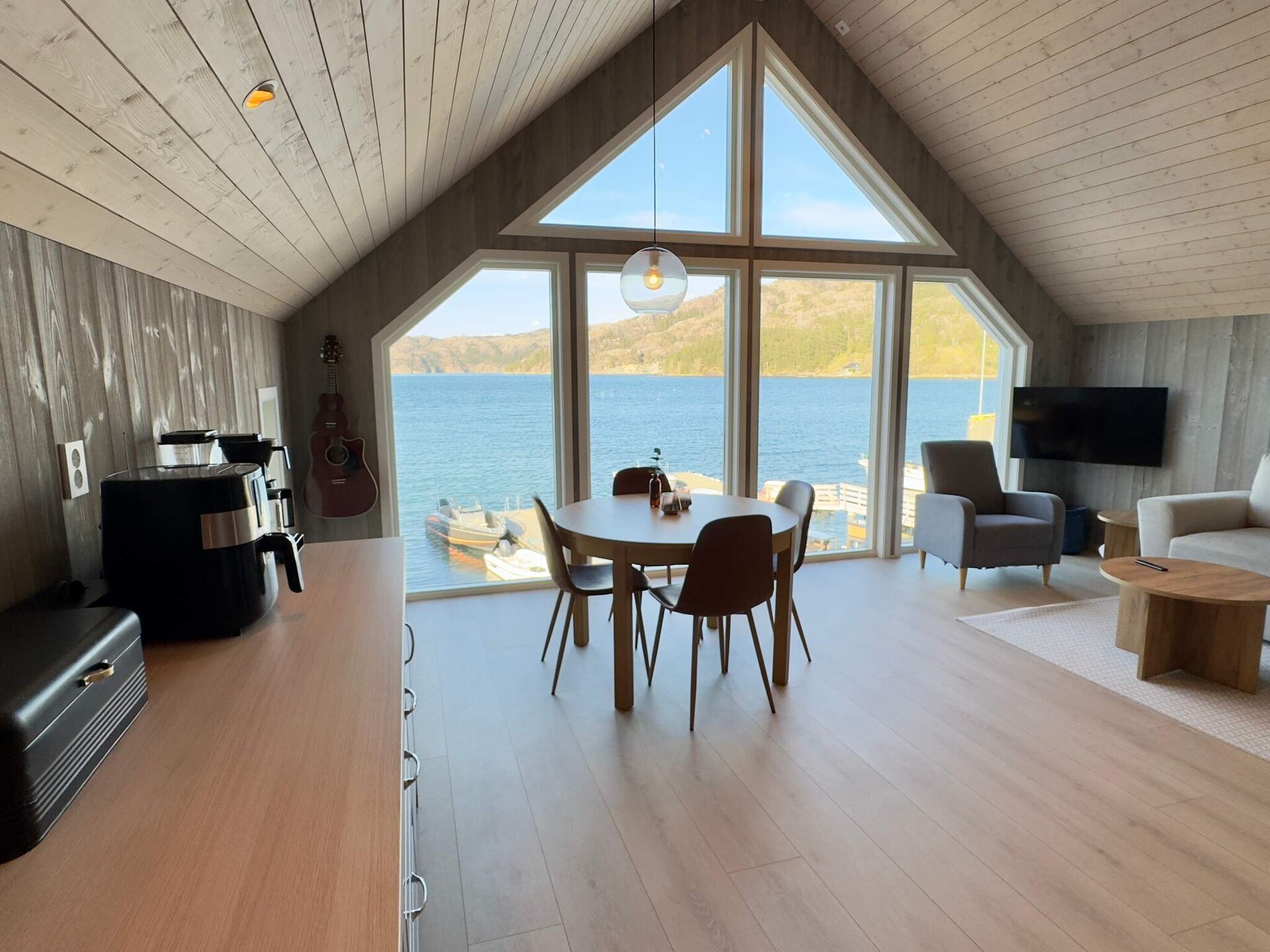 Vrijstaand vakantiehuis op eiland Huglo met fjorduitzicht en vissteiger - foto 28