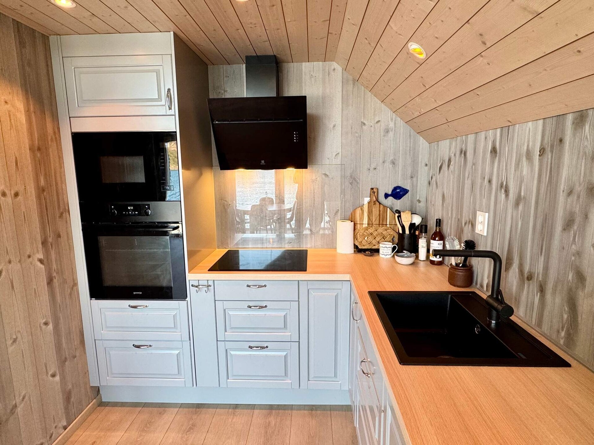 Vrijstaand vakantiehuis op eiland Huglo met fjorduitzicht en vissteiger - foto 29
