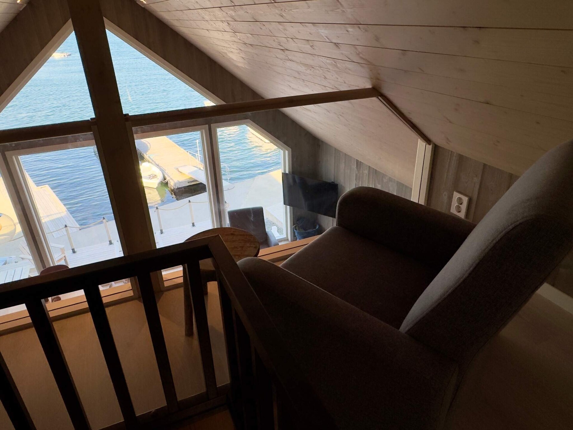 Vrijstaand vakantiehuis op eiland Huglo met fjorduitzicht en vissteiger - foto 30