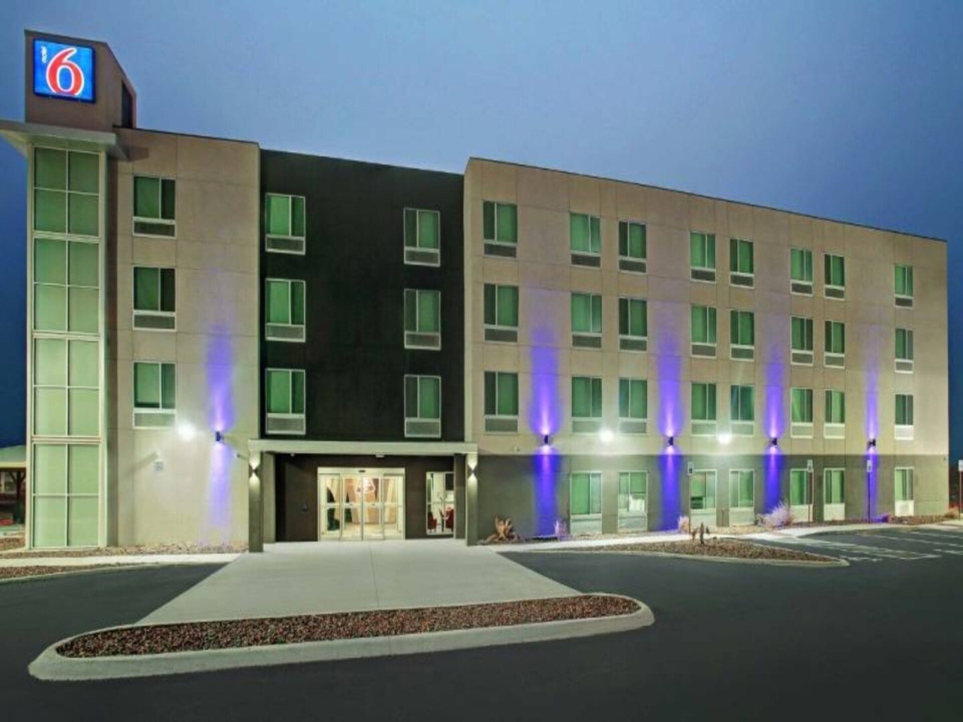 Monahans Motelstudio met kingsize bed, WiFi & minikoelkast - foto 2