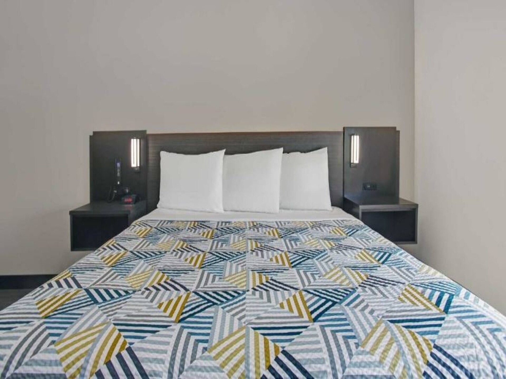 Monahans Motelstudio met kingsize bed, WiFi & minikoelkast - foto 12