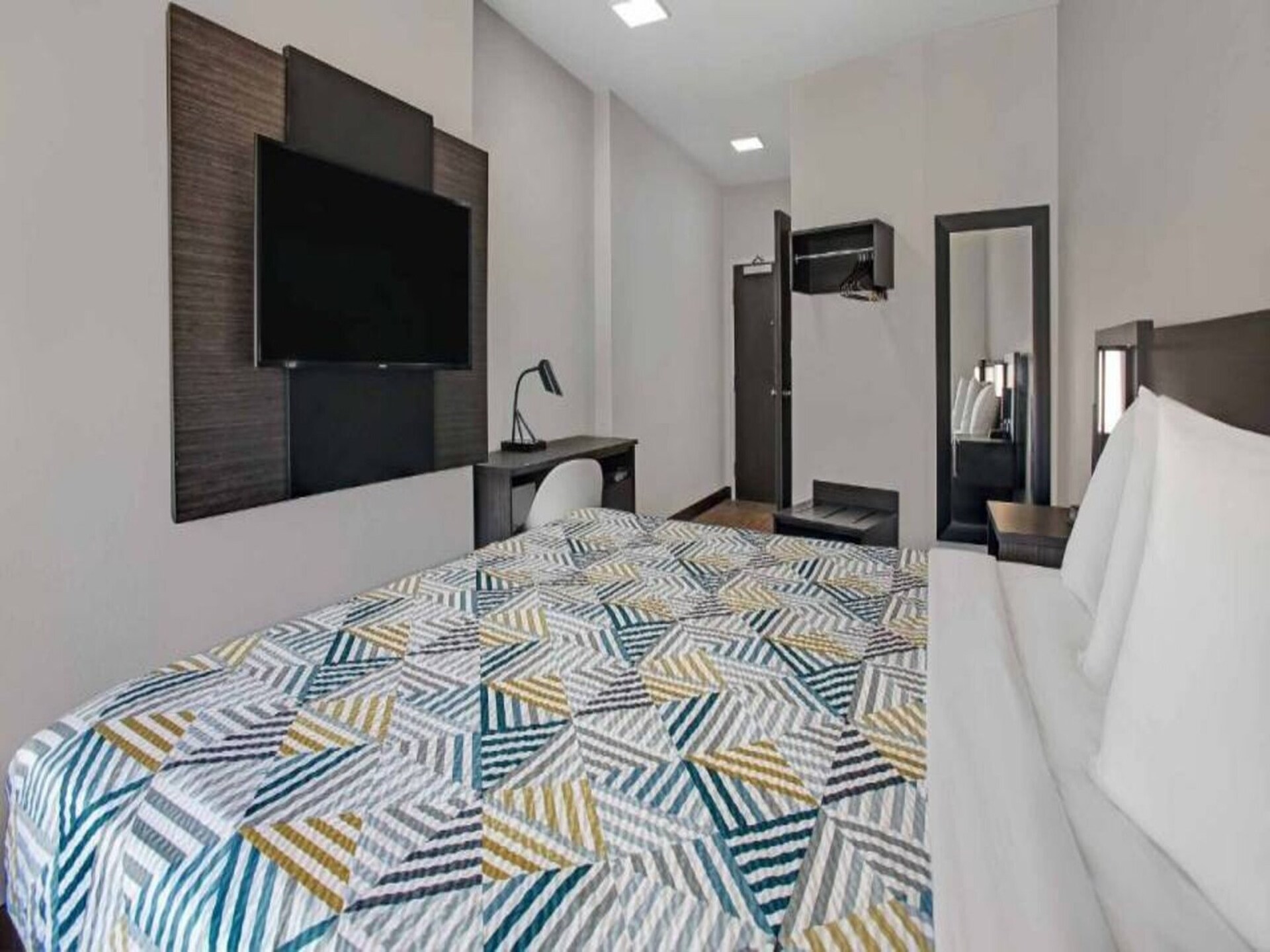 Monahans Motelstudio met kingsize bed, WiFi & minikoelkast - foto 15