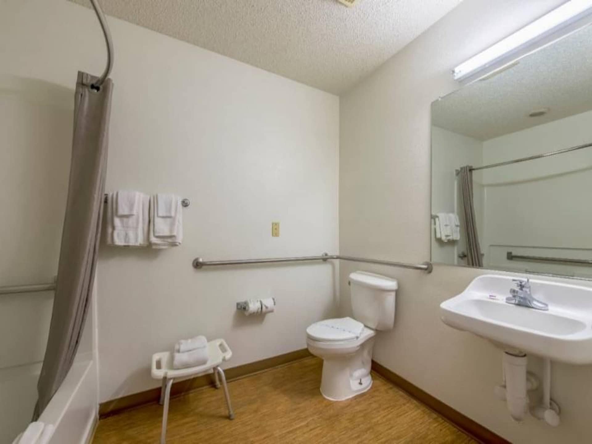 Comfortabele Queen kamer met WiFi, dichtbij Indianapolis | Huisdieren welkom - foto 18
