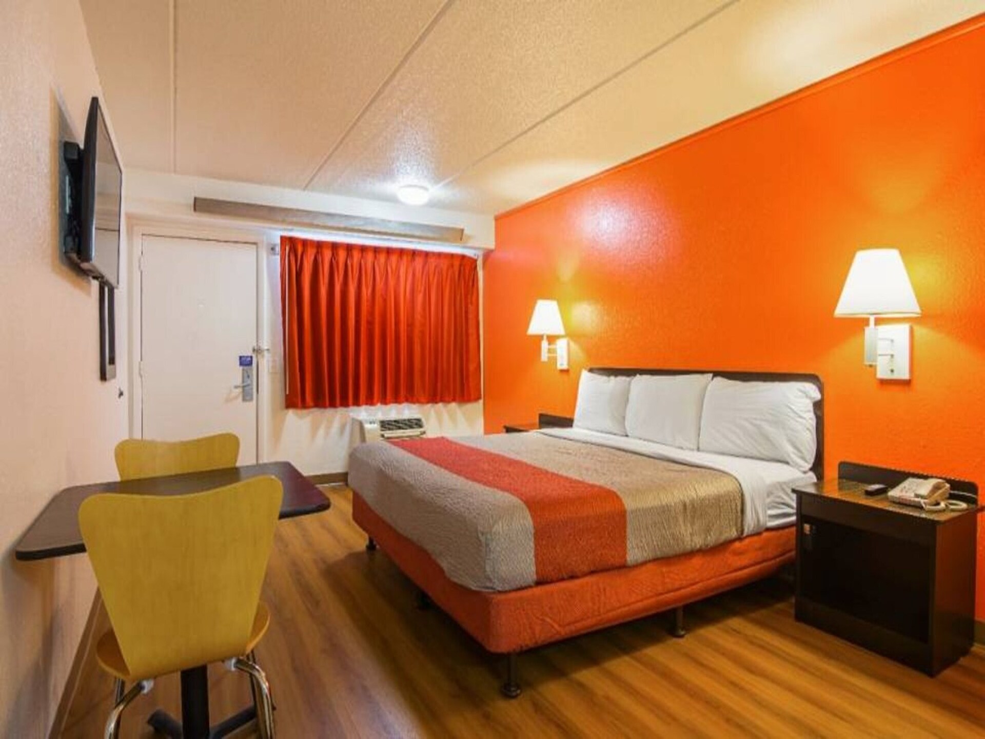 Knusse studio met Queenbed in diervriendelijk motel in Ukiah - foto 12