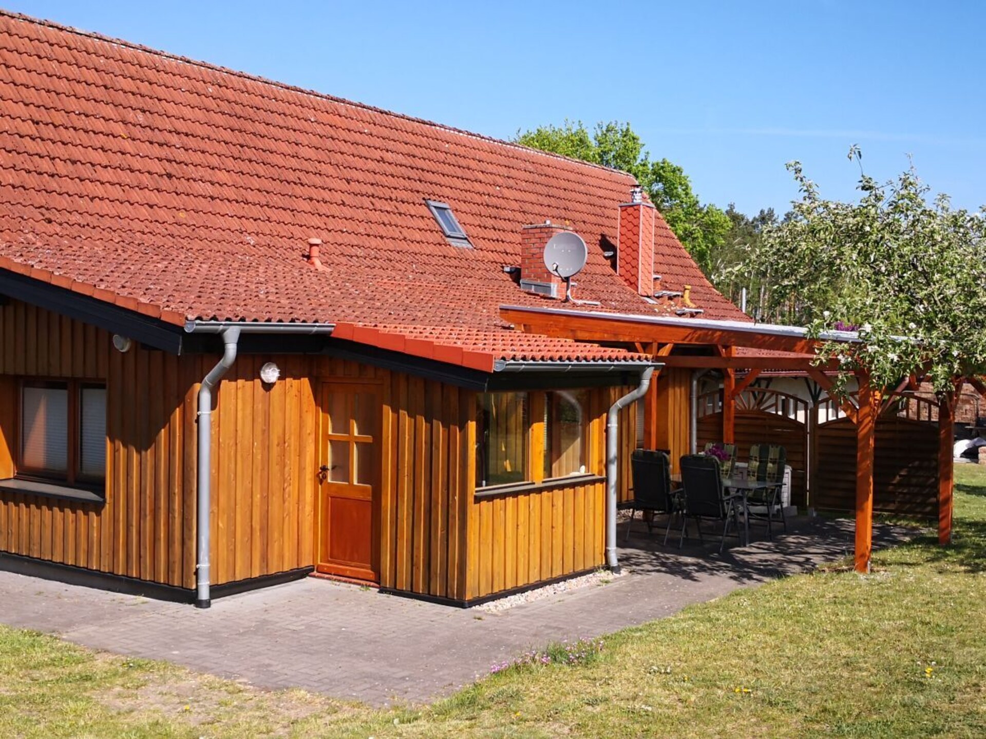 Rustiek vakantiehuis bij het Plaumeer met grote tuin in Zislow - foto 1