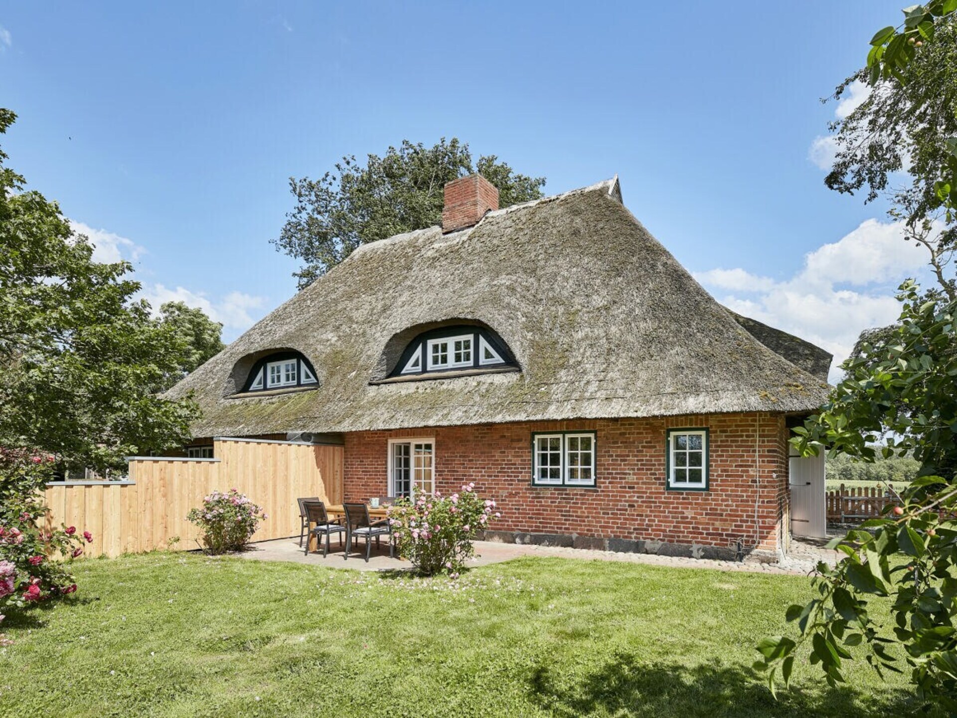Rietgedekt vakantiehuis bij Oldenburg met weids uitzicht en grote tuin - foto 1