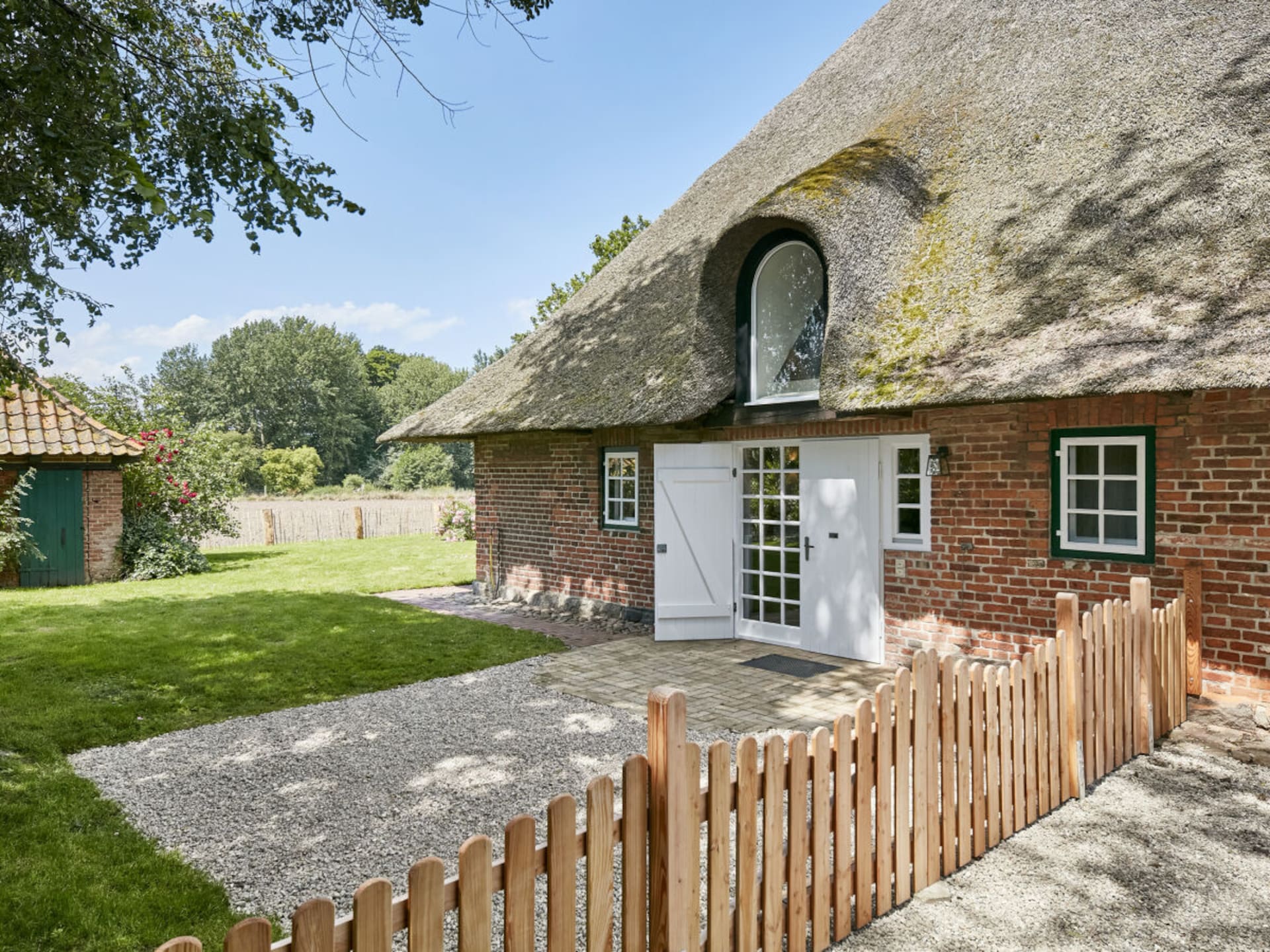 Rietgedekt vakantiehuis bij Oldenburg met weids uitzicht en grote tuin - foto 2