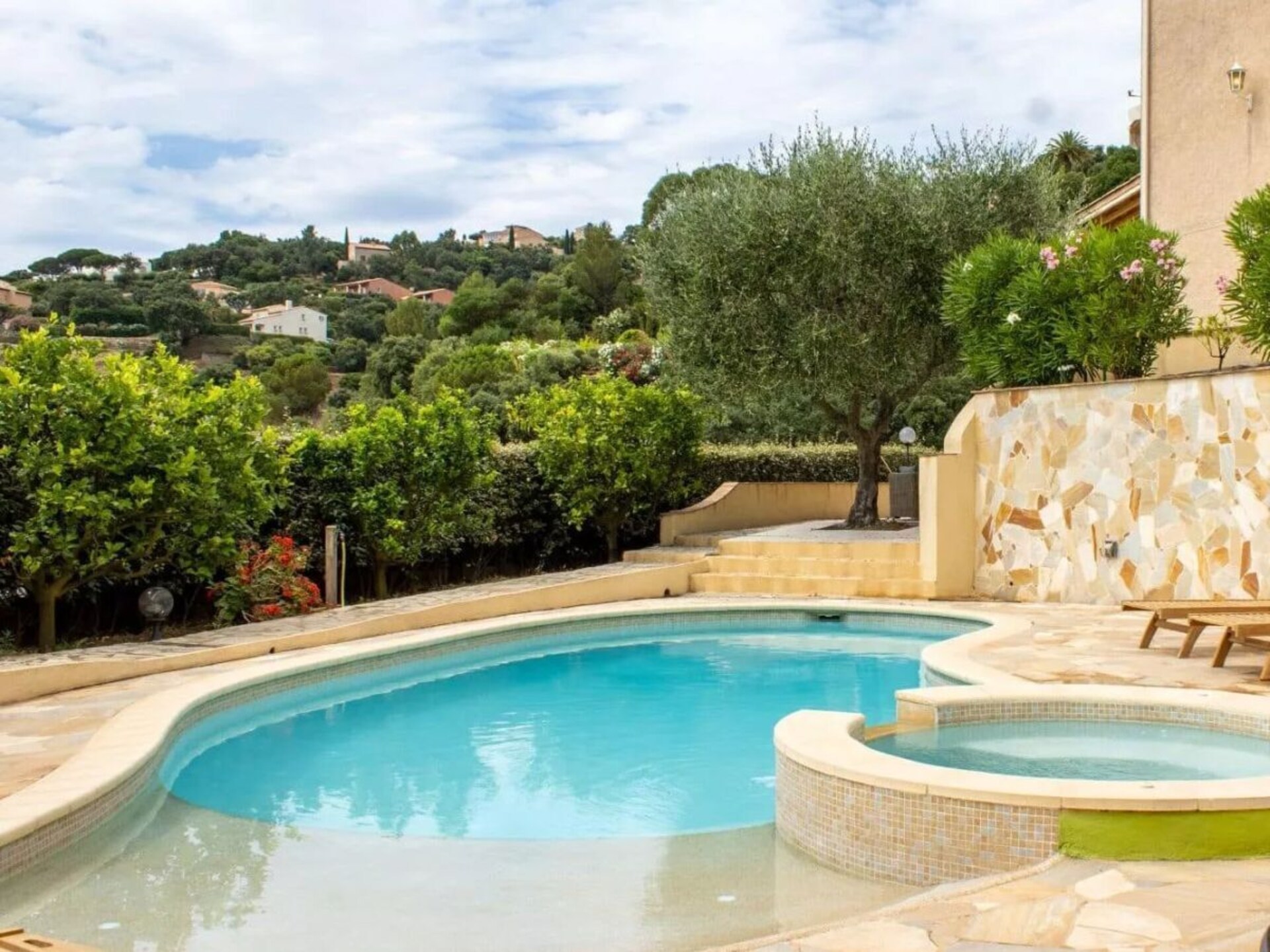 Licht vakantiehuis met airco en zeezicht in Sainte-Maxime - foto 2