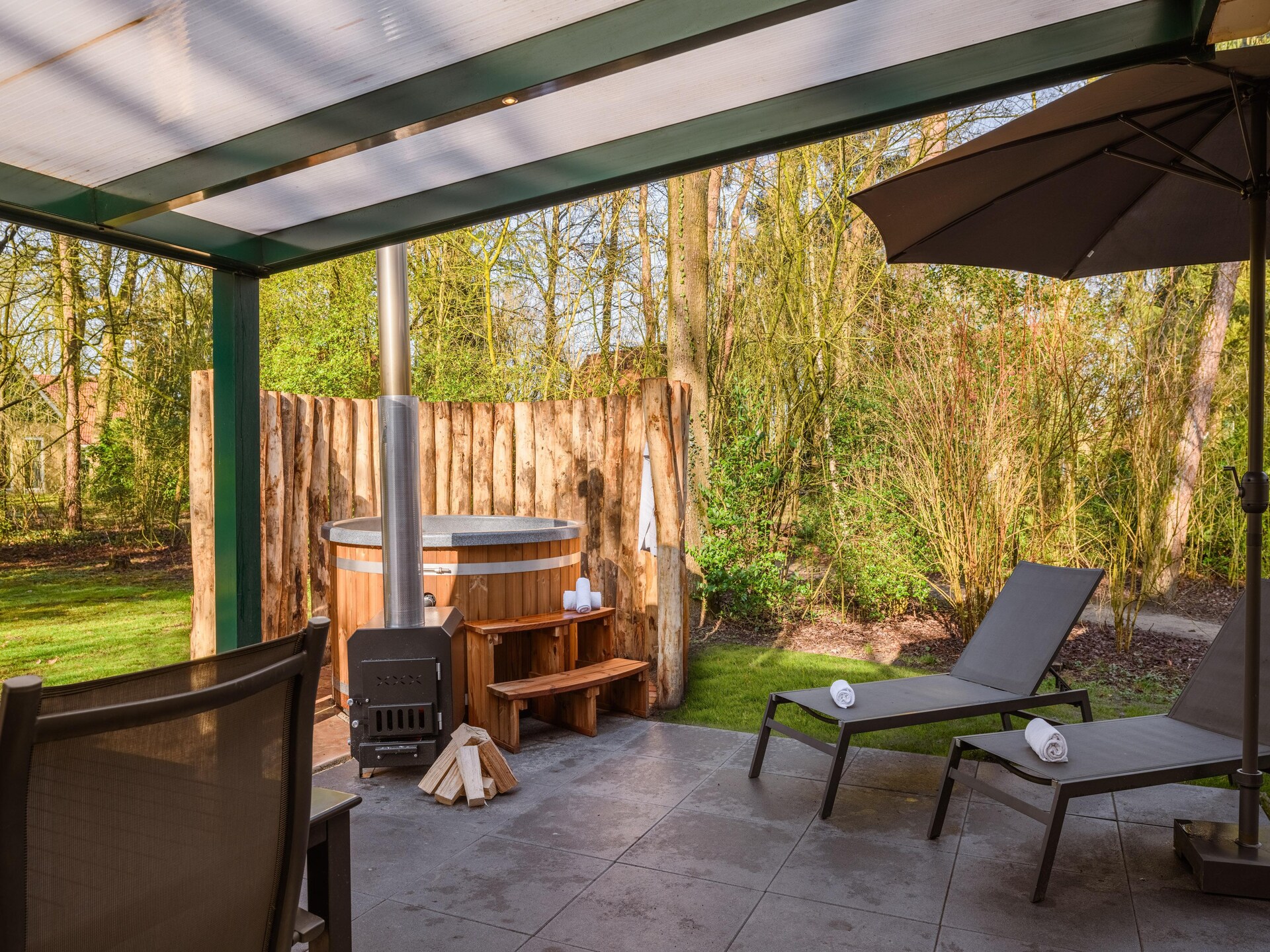 Luxe wellnessbungalow met hottub en sauna op vakantiepark in Brabant - foto 6