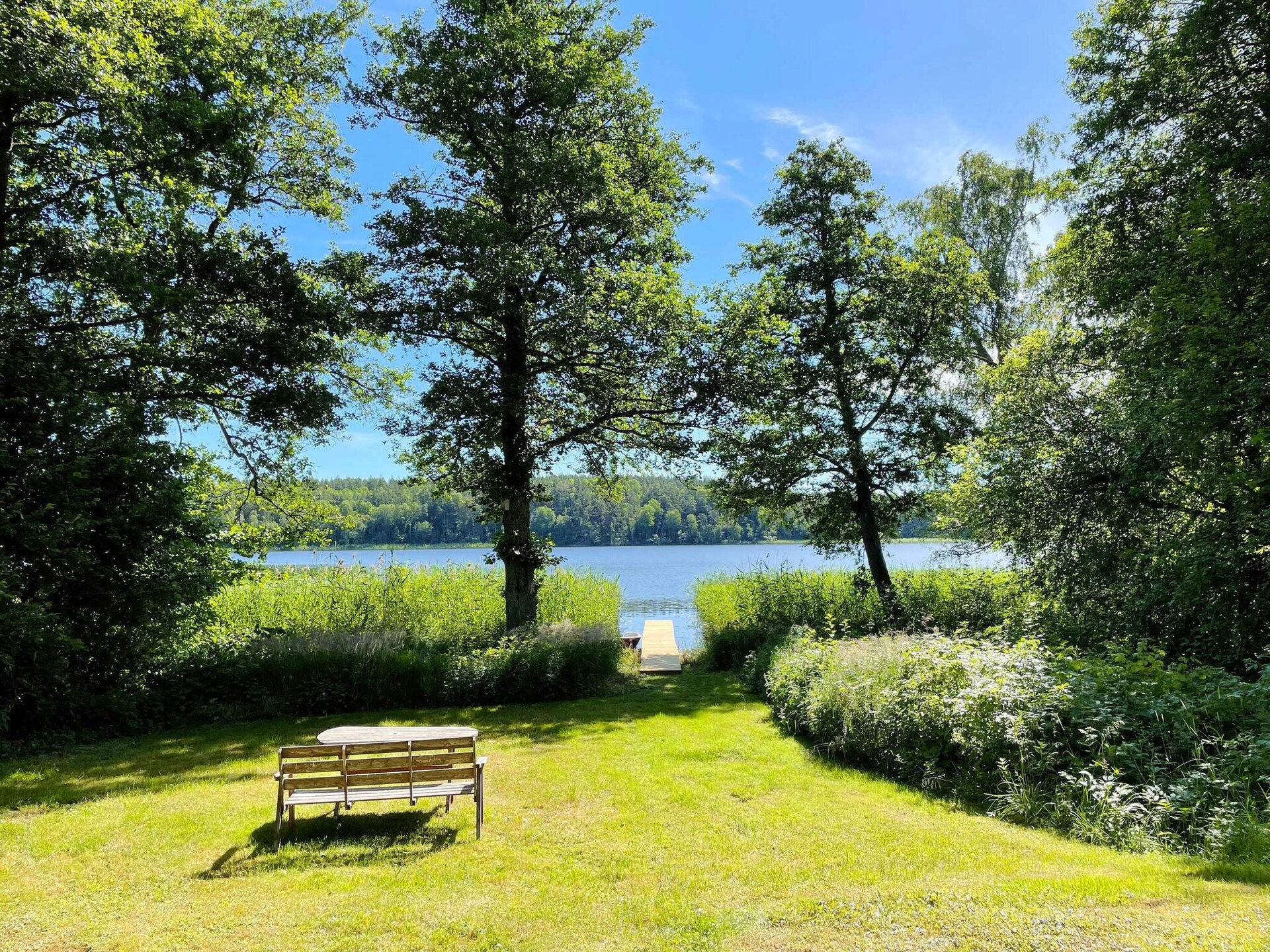 Sprookjesachtige blokhut aan het Fjäturenmeer met roeiboot, vlakbij Stockholm - foto 4